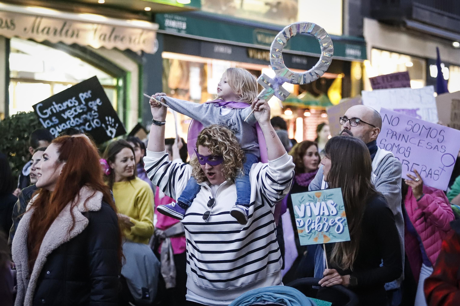 Una ola morada inunda la avenida principal de Granada en el Día de la Mujer