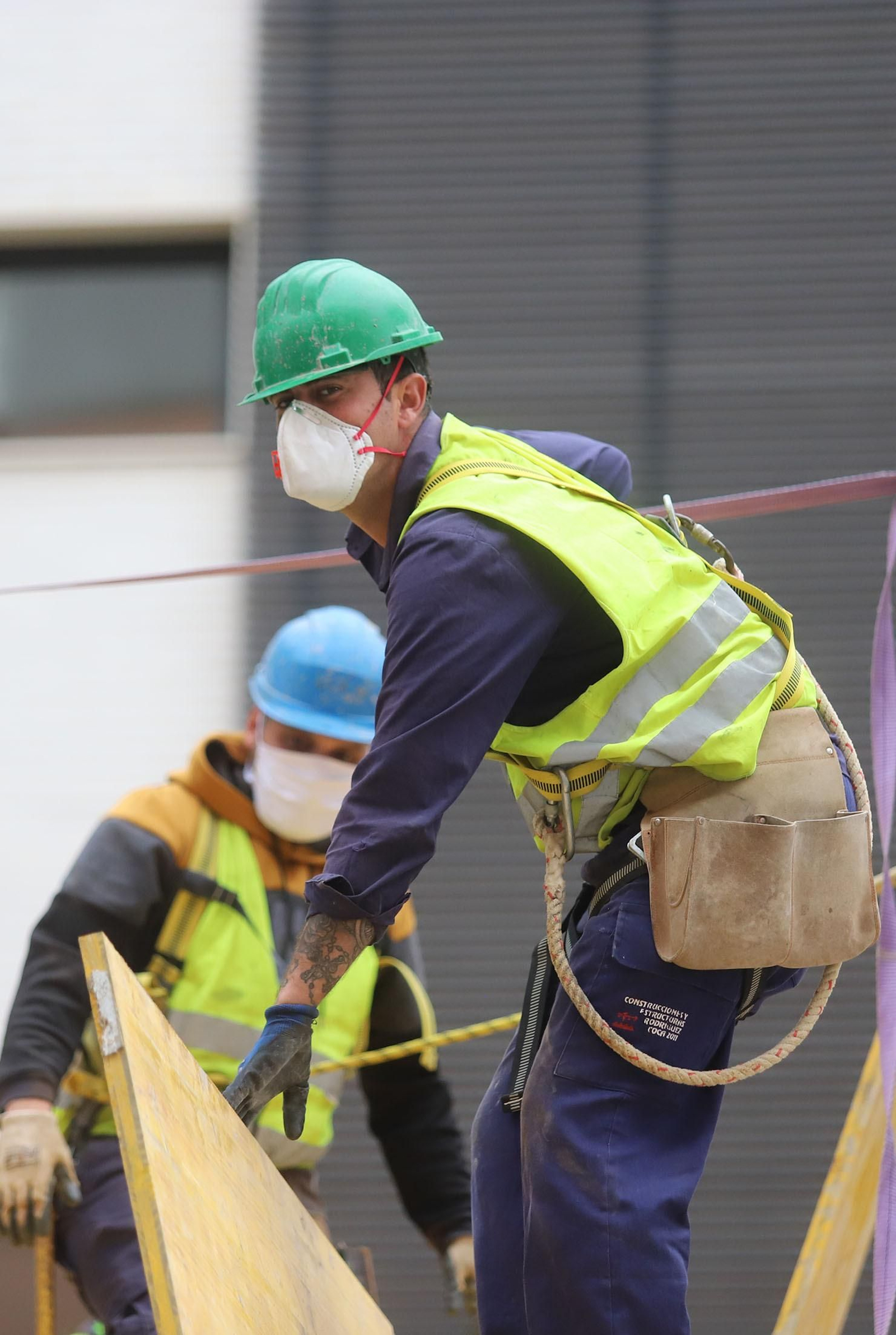 Imágenes de la vuelta al tajo de los trabajadores de obras en Huelva
