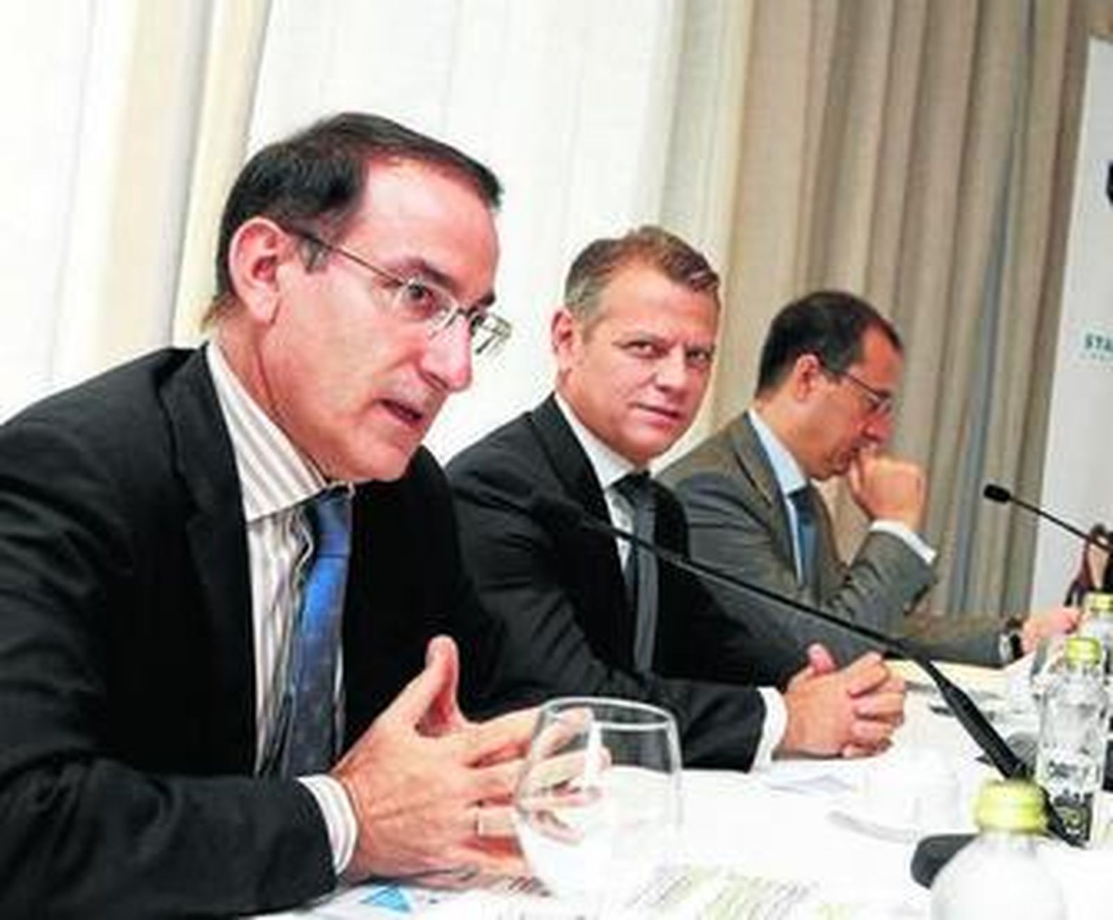 El presidente de la CEM, Javier González de Lara, y el director de Recursos Humanos de Abengoa, Álvaro Polo, en el foro.