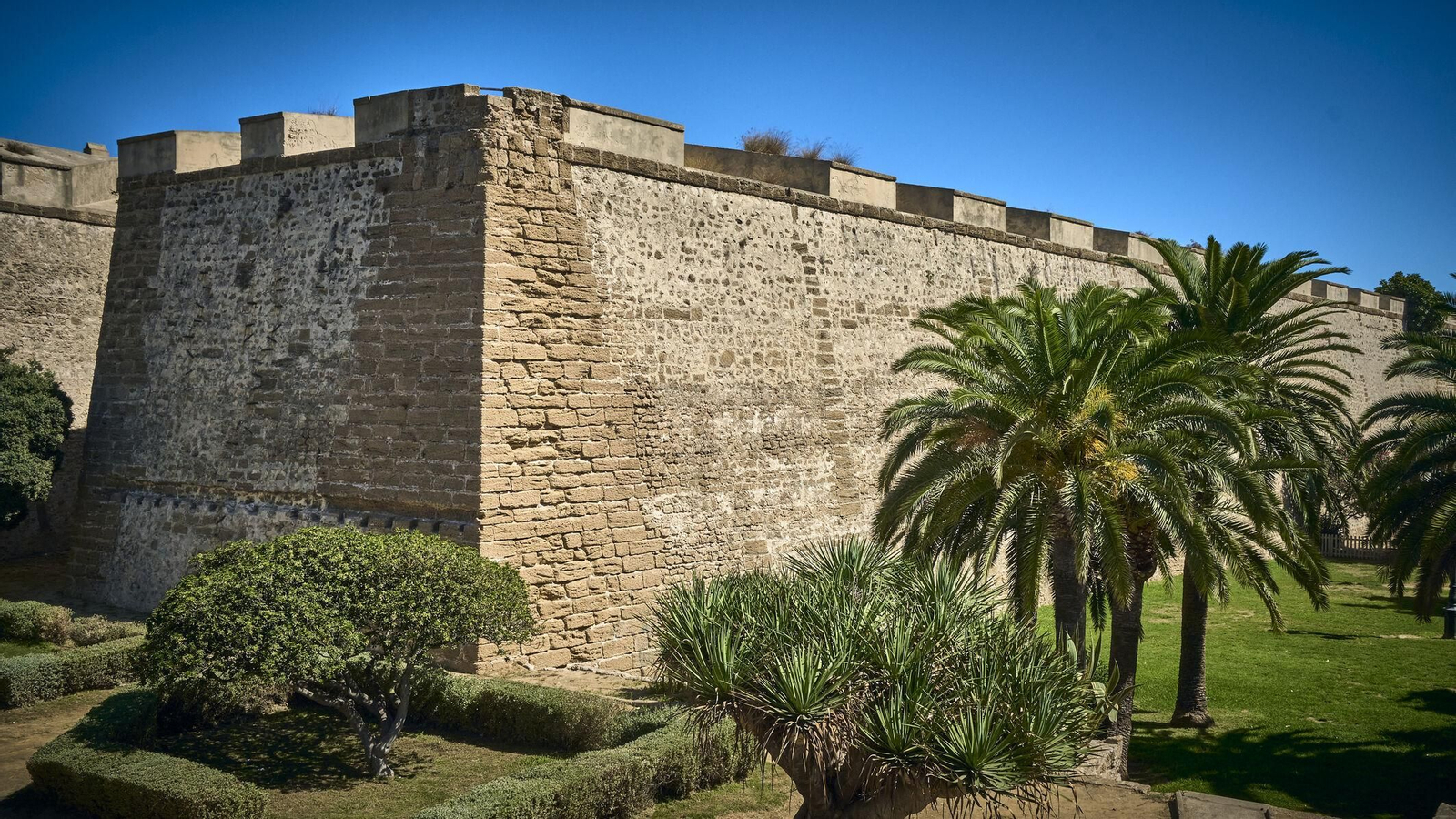 La muralla y el foso del Pelícano.
