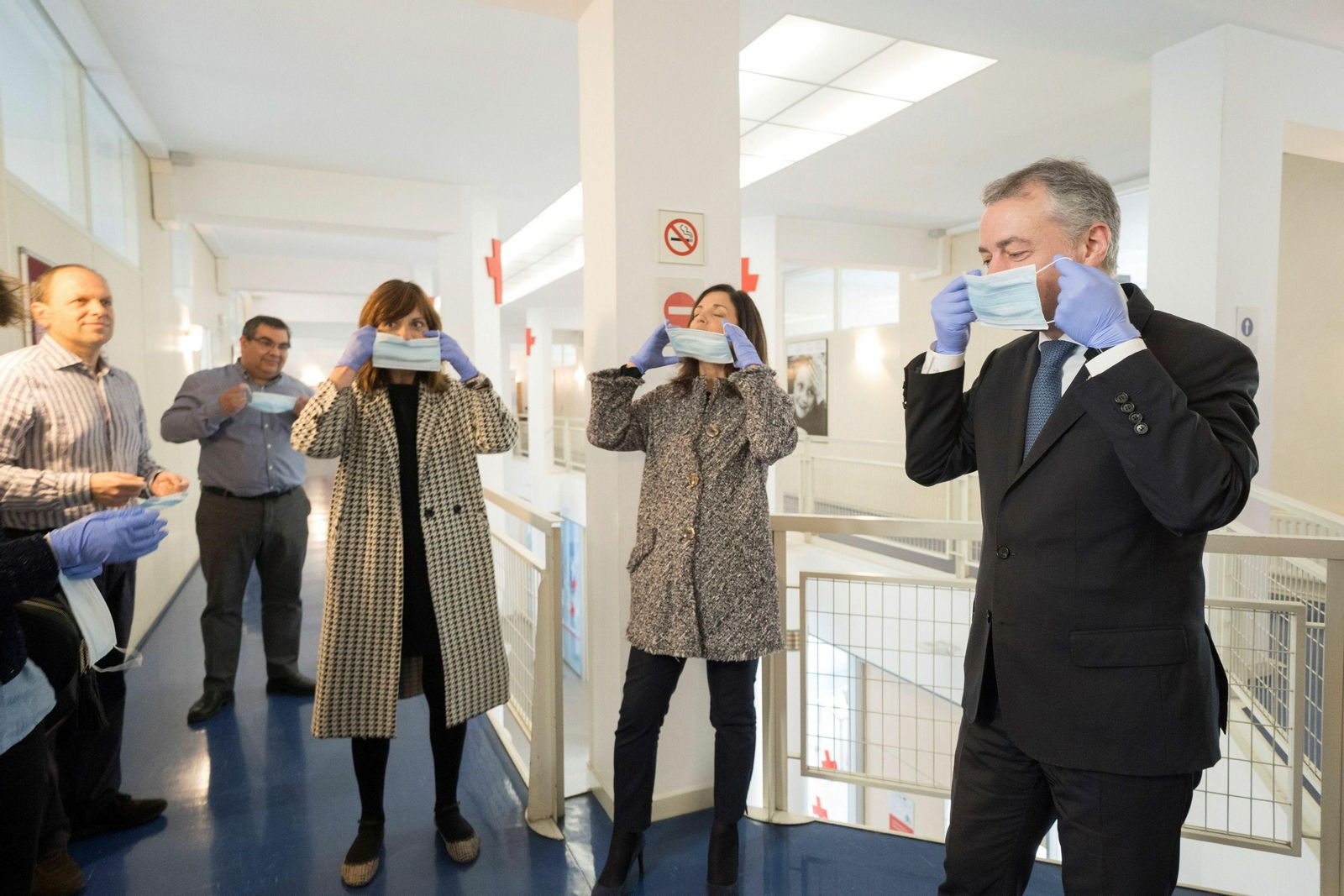 El lehendakari, Íñigo Urkullu, se enfunda una mascarilla protectora en una visita reciente a la Cruz Roja de Vitoria.