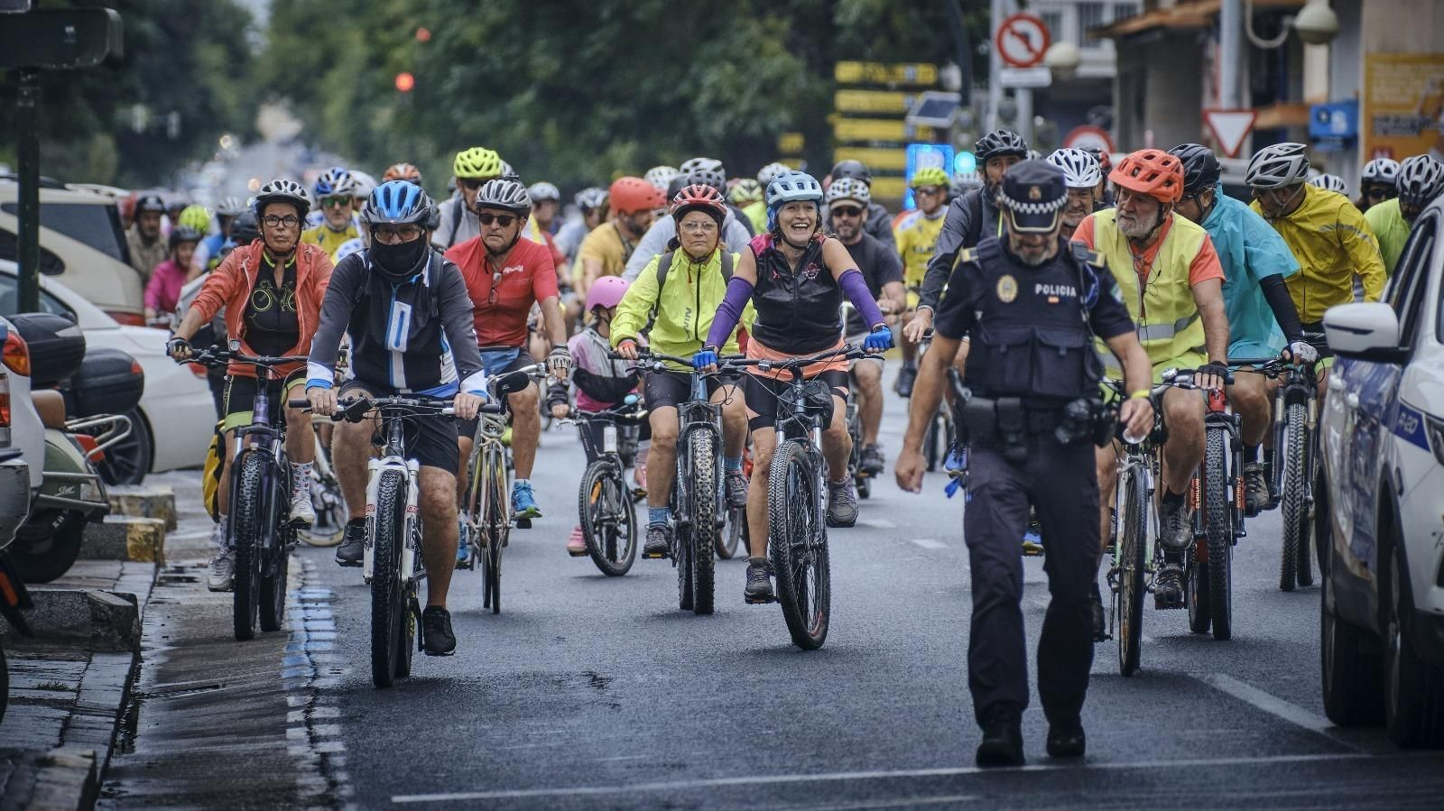 'Bicifestación' entre Cádiz y Puerto Real para pedir un paso ciclista y peatonal por el puente Carranza