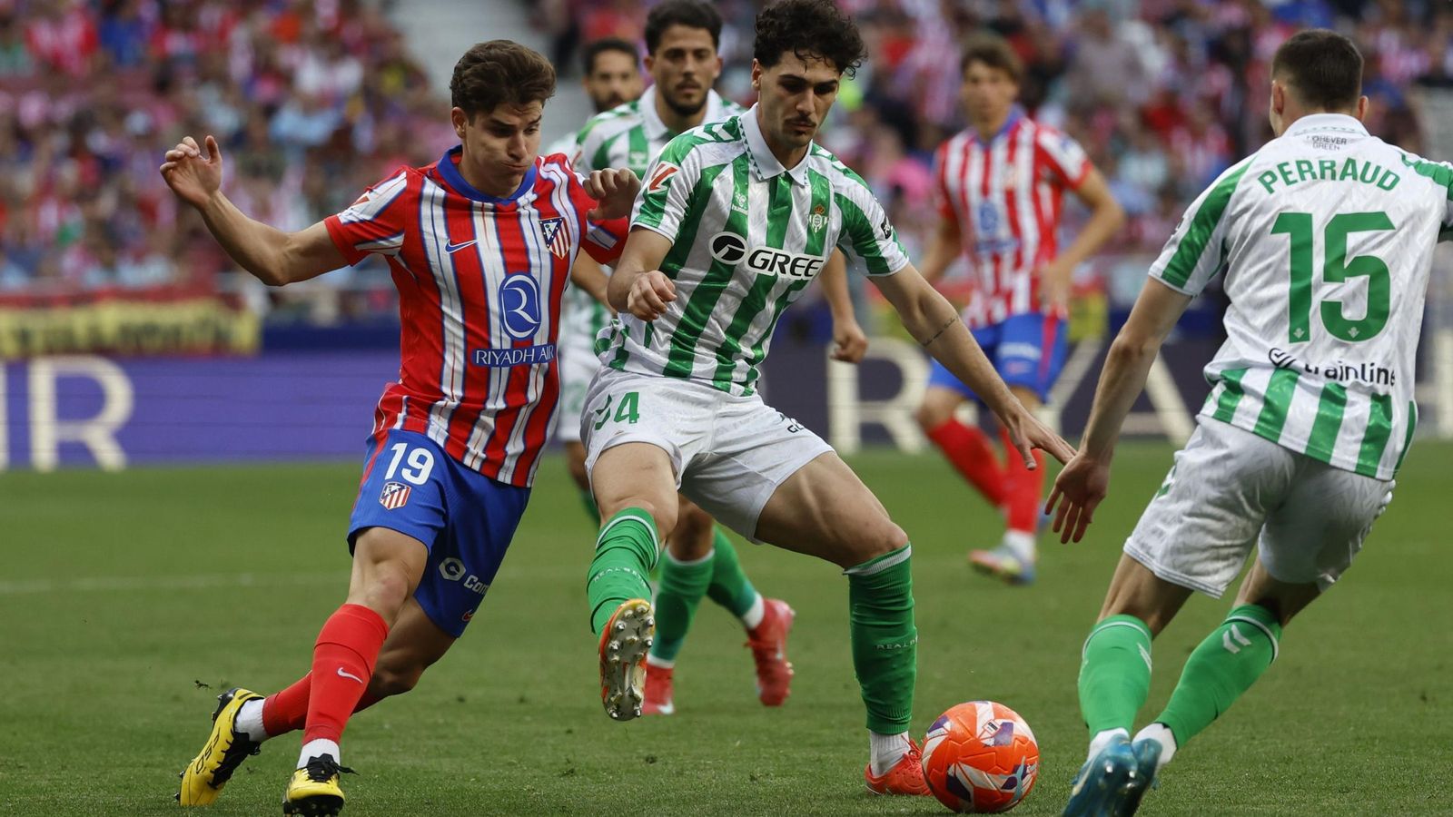 Johnny protege el balón ante Julián Álvarez en el último Atlético-Betis. Johnny protege el balón ante Julián Álvarez en el último Atlético-Betis.