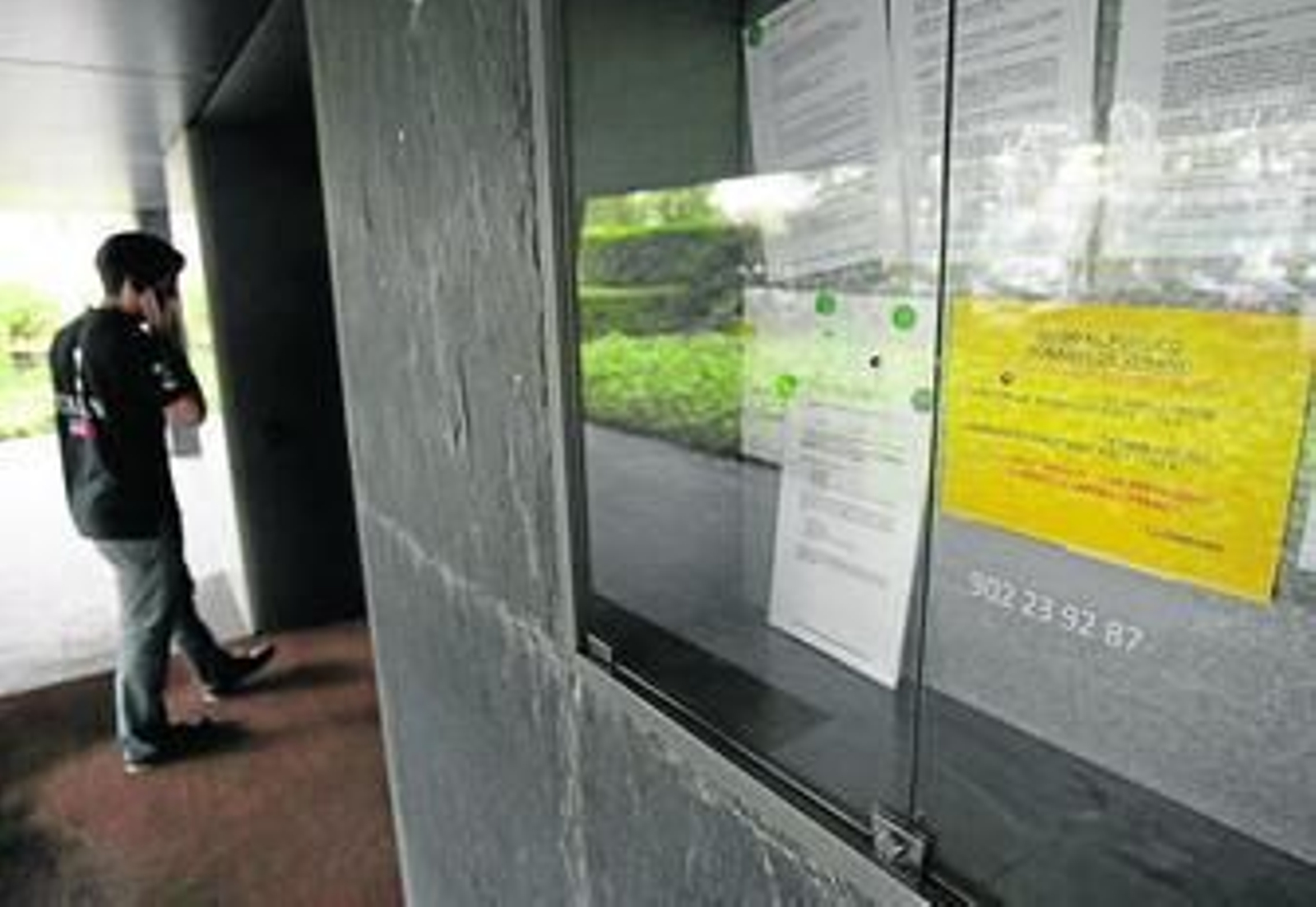 Entrada a la biblioteca Infanta Elena, donde un cartel informa del nuevo horario.