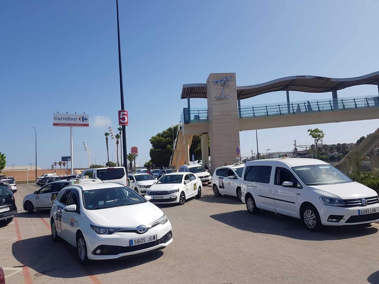 Imagen de la pasarela de Bahía Sur en el lado del centro comercial donde se construirá la rampa.