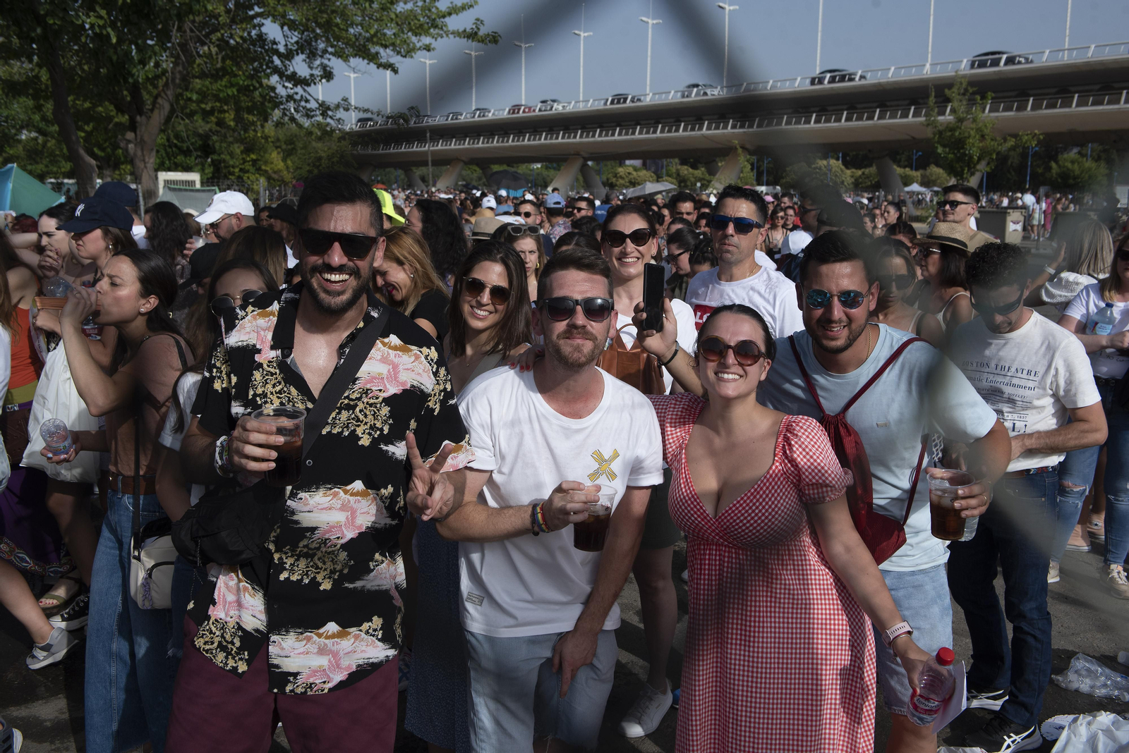 Calor y buen ambiente en la entrada del concierto de Manuel Carrasco