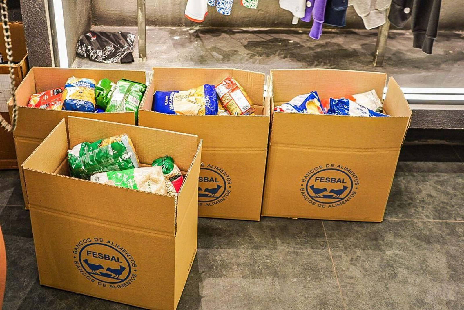 Saiko forma colas de solidaridad en Granada: las imágenes