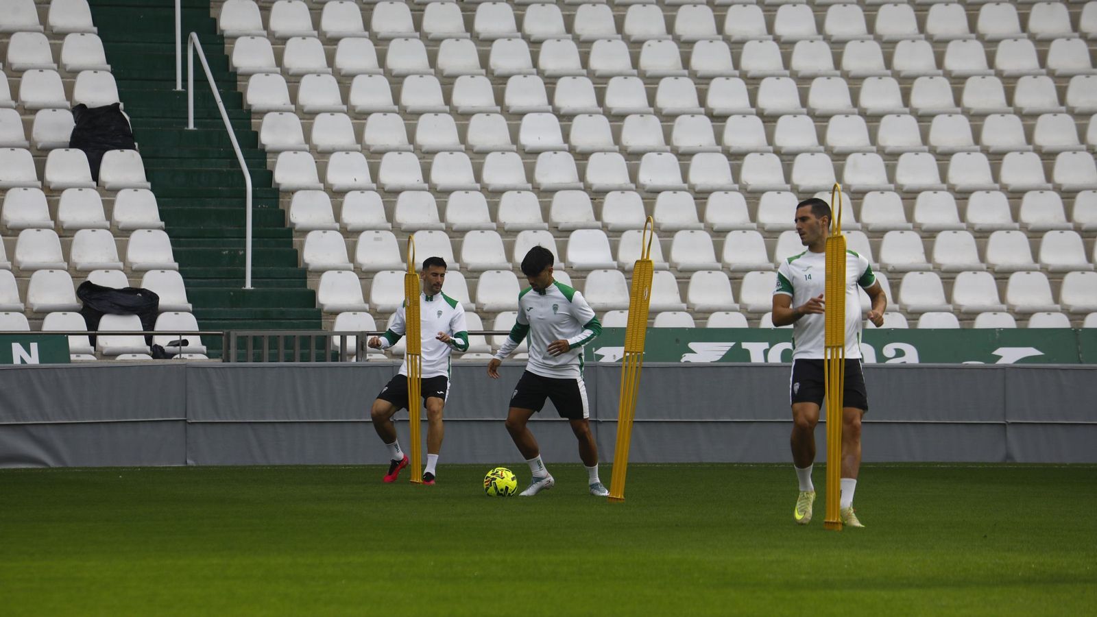 Kevin Medina golpea el balón durante el entrenamiento de este miércoles en El Arcángel.