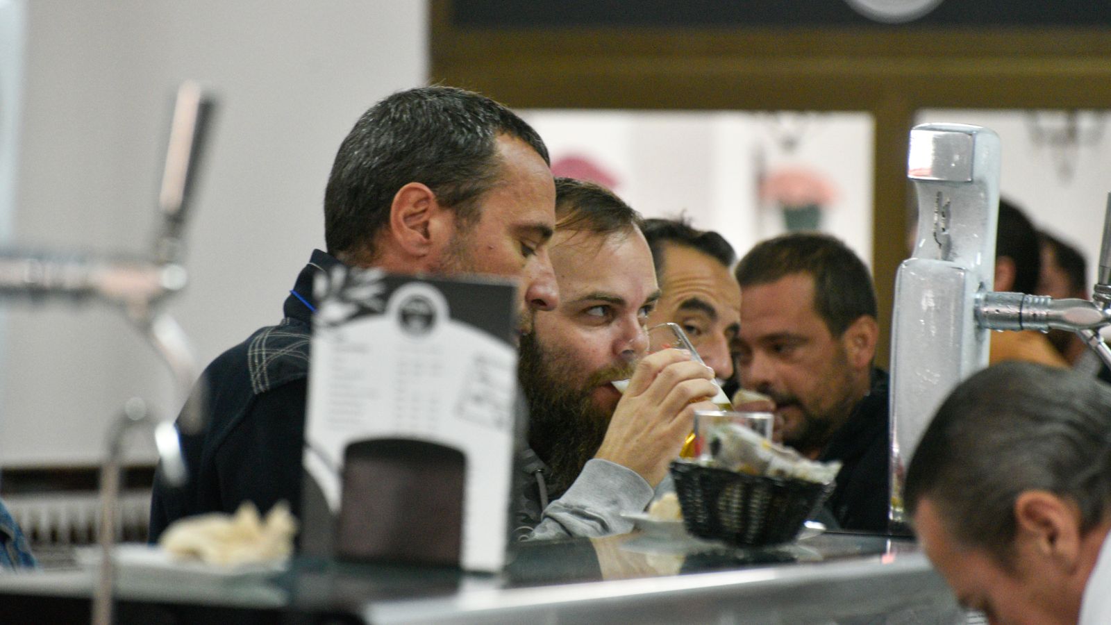 Las fotos del primer dia de reapertura del Bar 'Te dire' en Algeciras