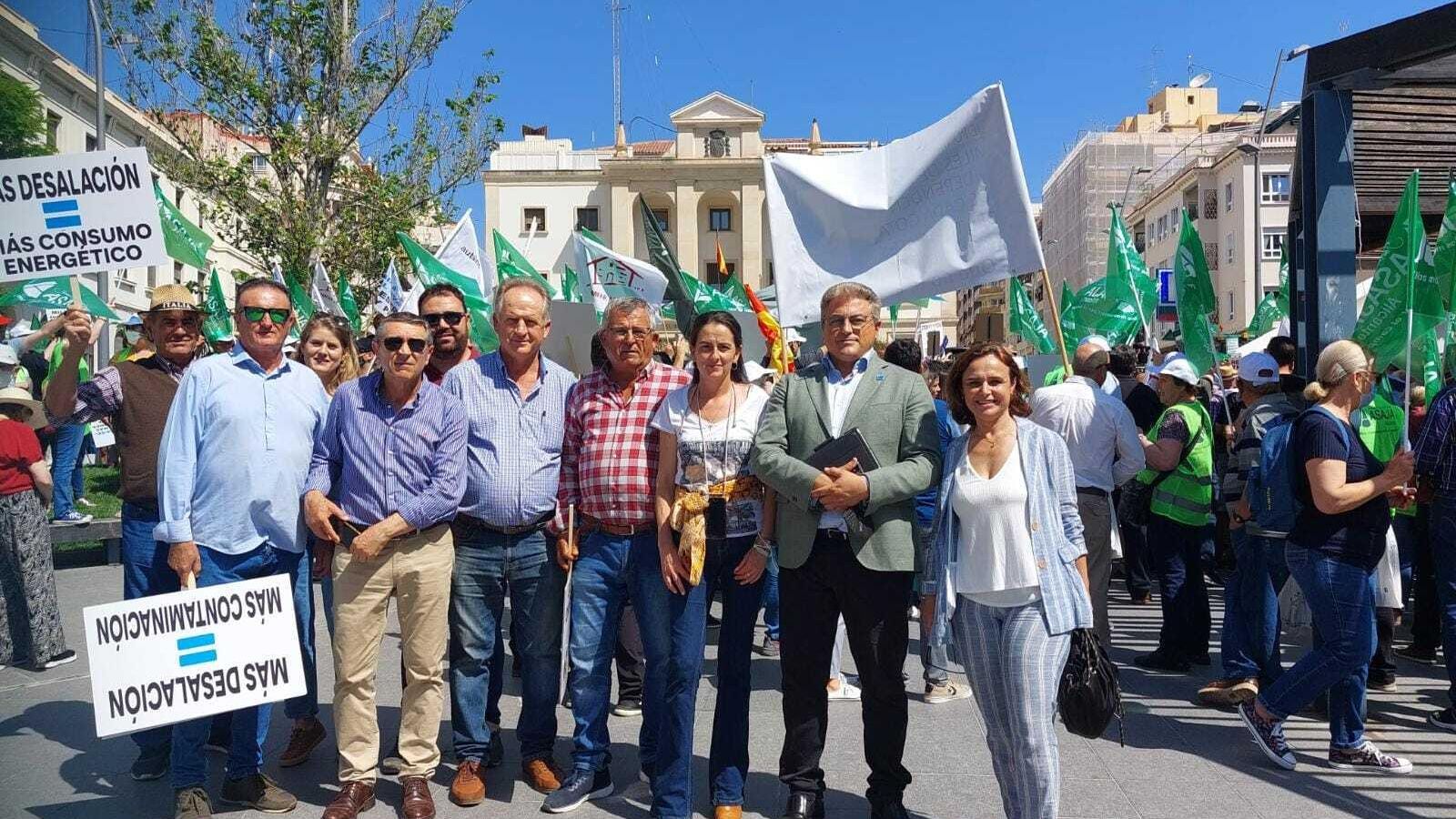Regantes almerienses en Alicante junto con la delegada de Agricultura de Almería en funciones, Aránzazu Martín.