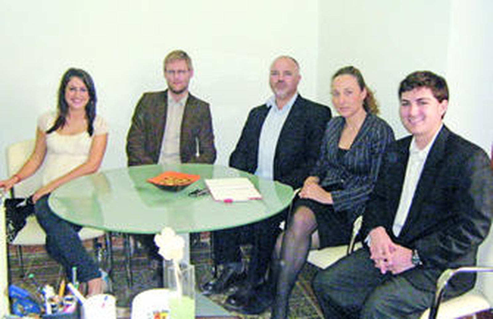 Gómez, a la derecha, junto a los traductores del programa.