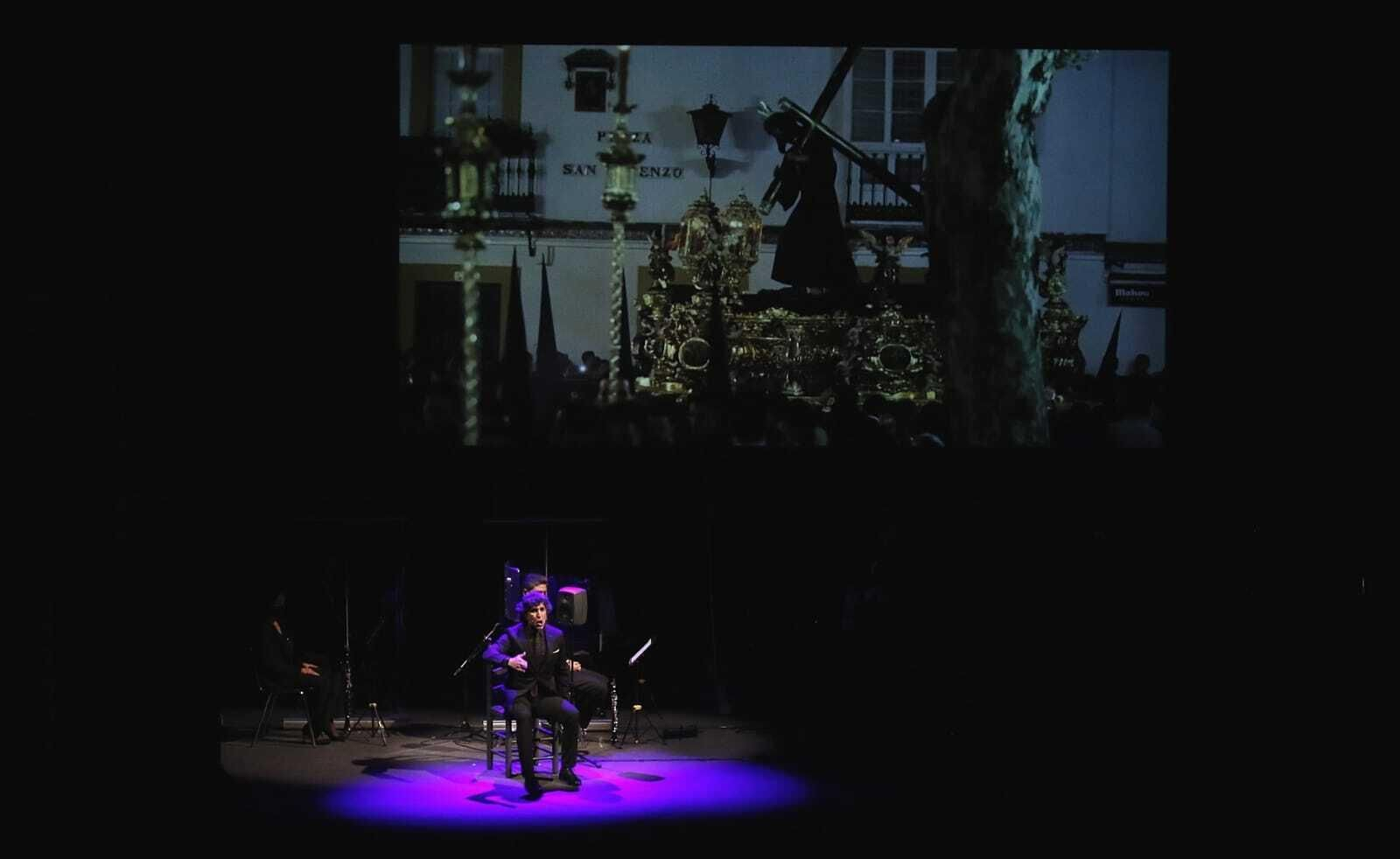 Arcángel cantando mientras se proyectaban imágenes del Gran Poder.