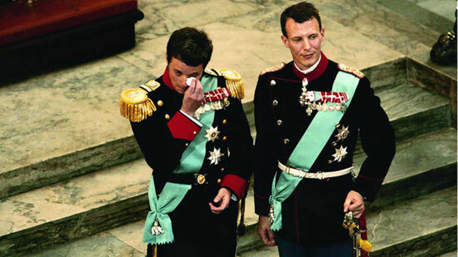 Federico, junto a su hermano, llorando en el altar mientras entraba la novia.