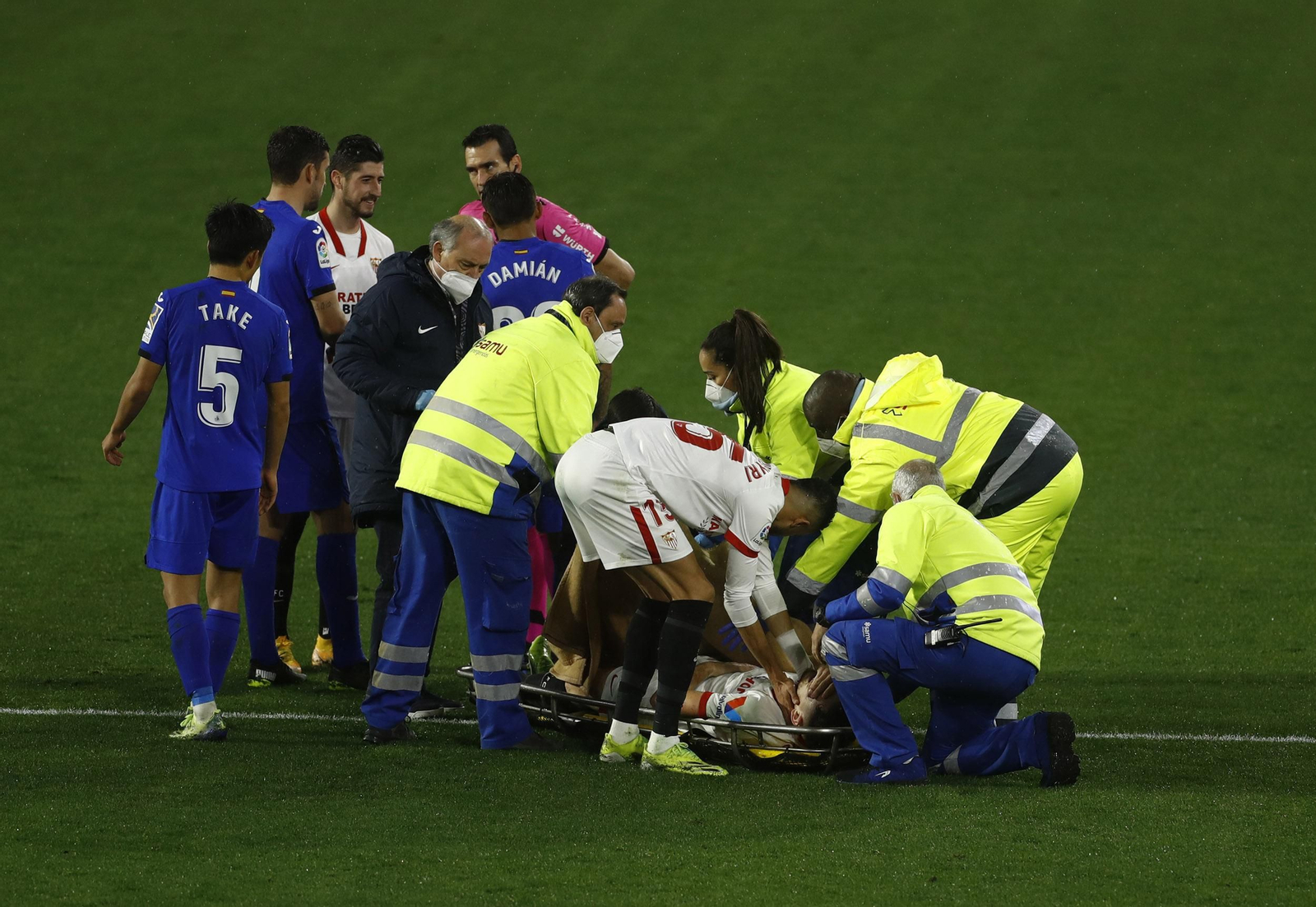 En-Nesyri se dirige a Ocampos, antes de salir llorando en camilla.
