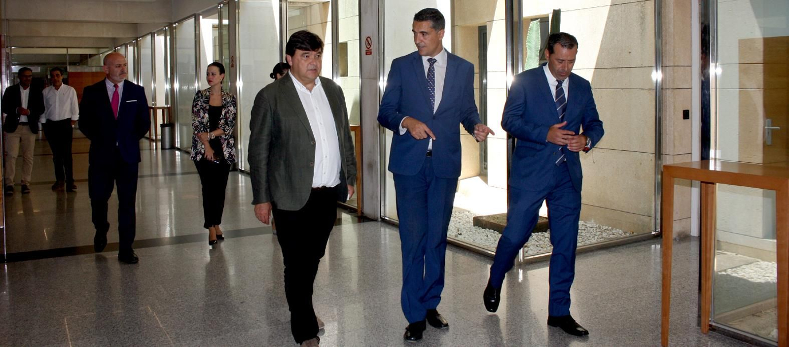 El alcalde de Huelva, Gabriel Cruz, ha visitado las instalaciones de Servisa para conocer el resultado de las obras.