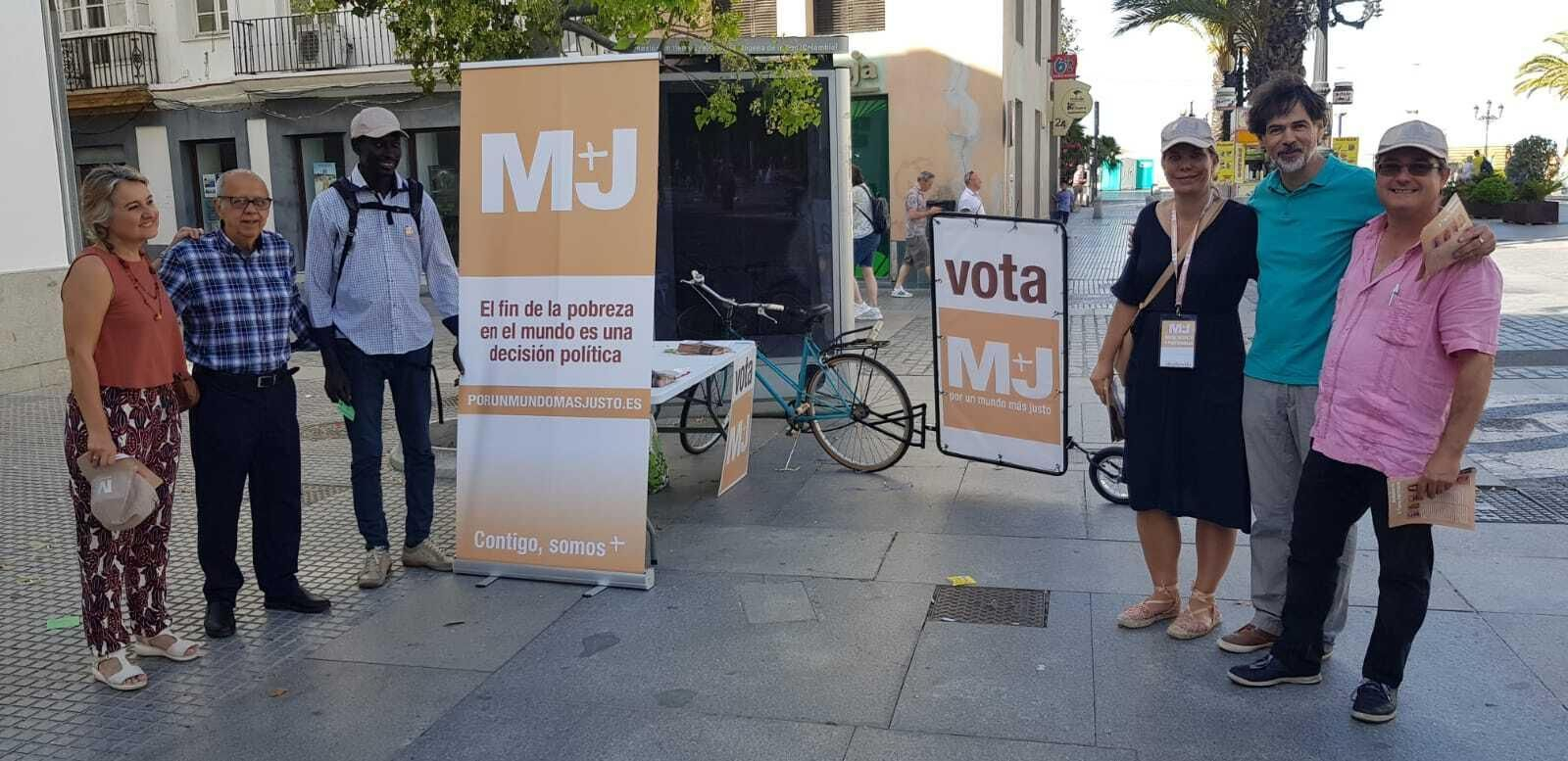 Unas de las mesas informativas de Por Un Mundo Más Justo.