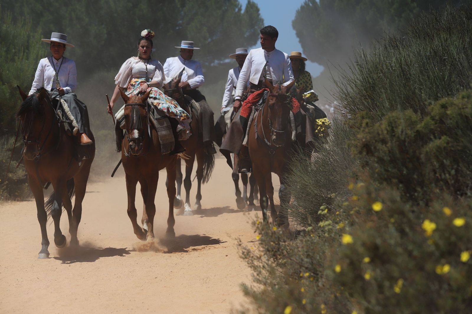 Imágenes de la Hermandad del Rocío de Huelva en el camino
