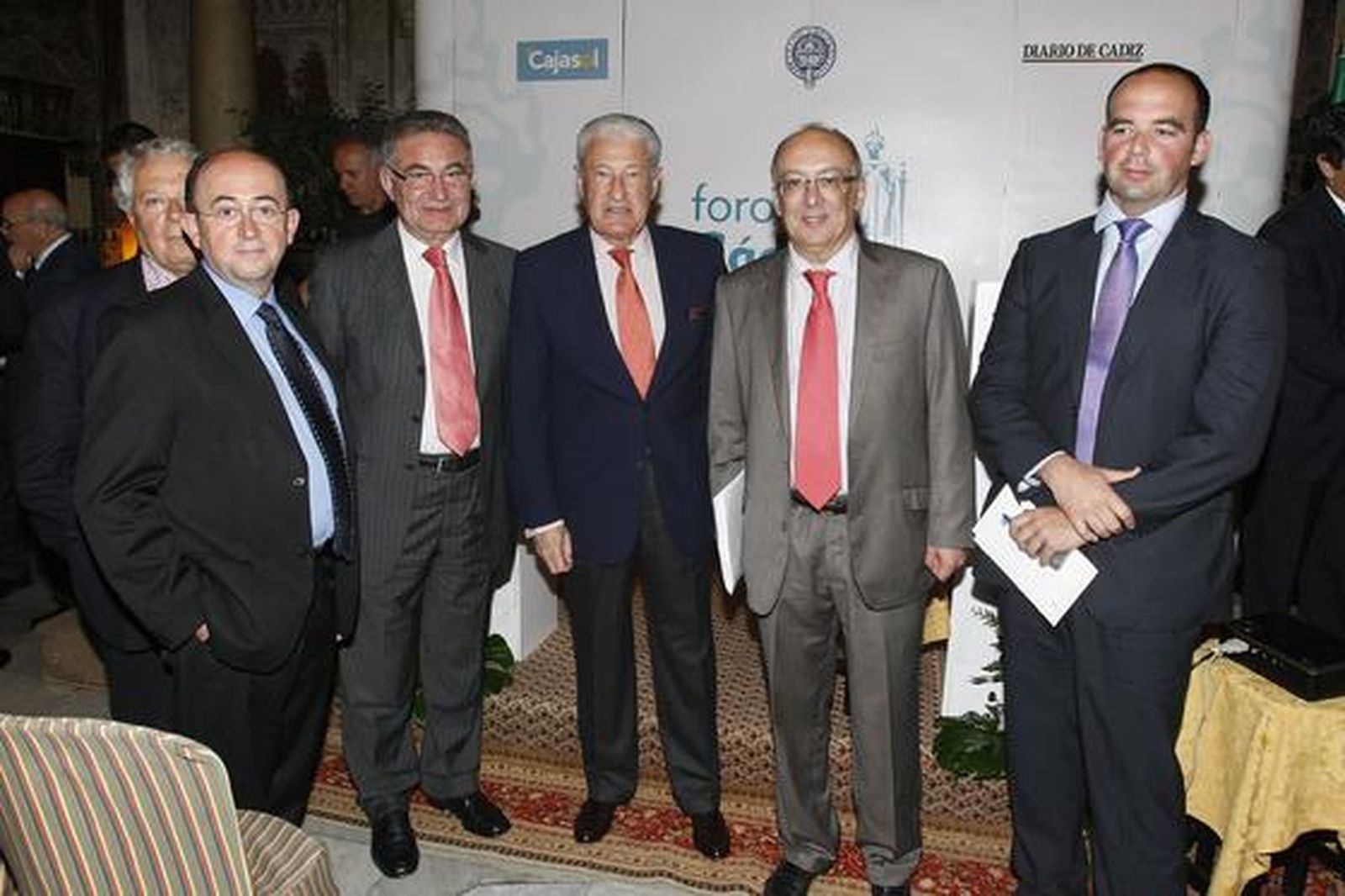 El diputado Rafael Román, el delegado de Obras Públicas, Pablo Lorenzo; el presidente del Casino, Miguel Nuche; Fernando González Laxe y el abogado Carlos Rodríguez.

Foto: Jose Braza