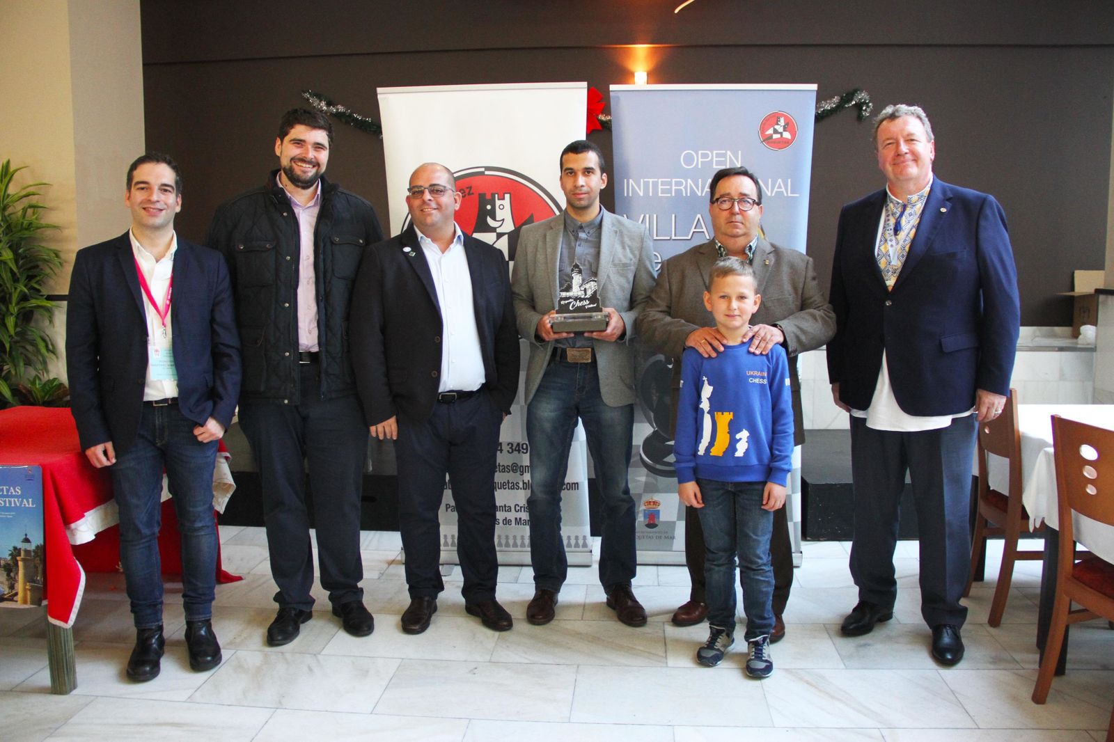 Frolyanov posa con su trofeo de campeón del XXX Open de Roquetas