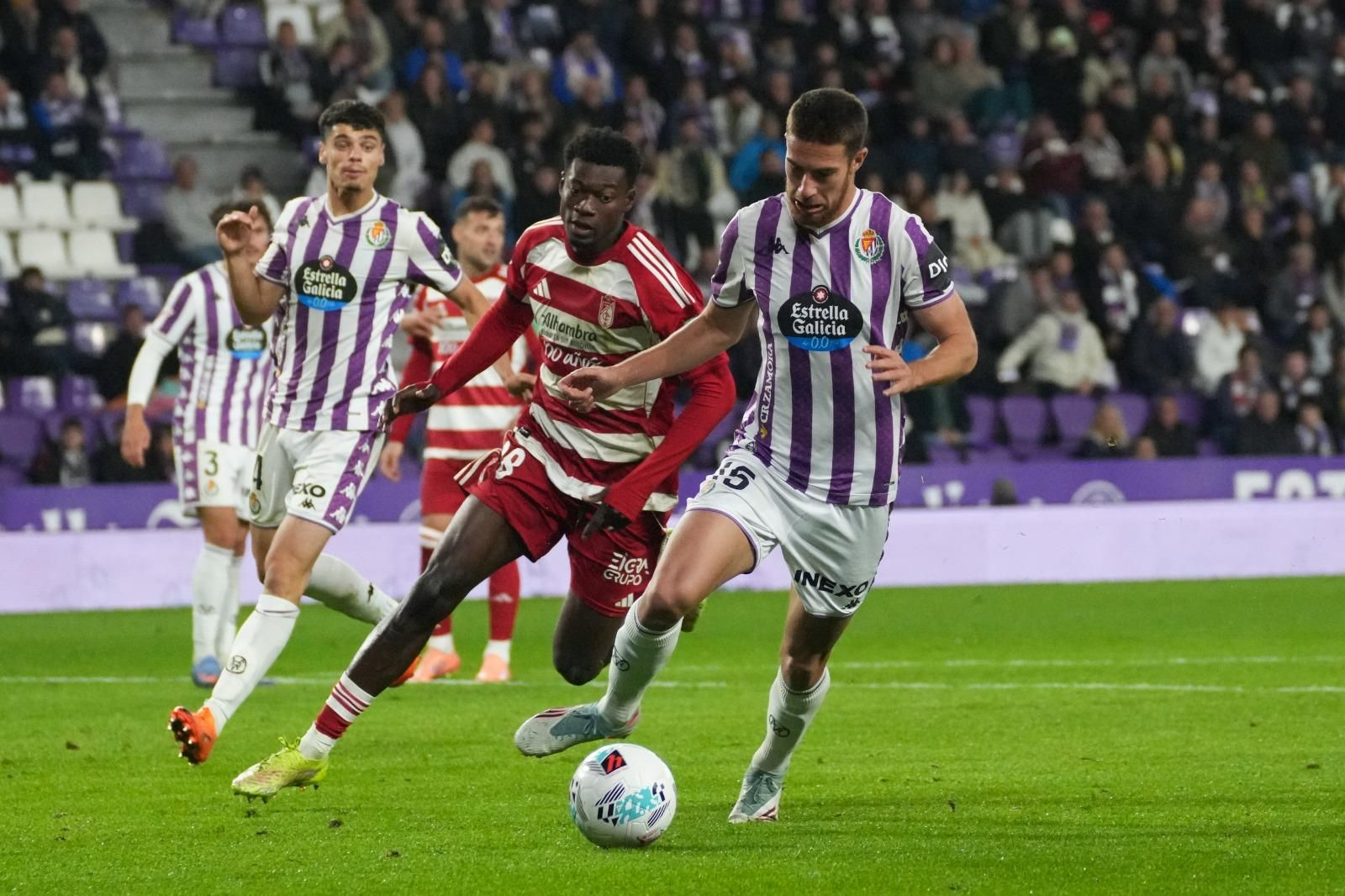 Oscar Naasei persigue al jugador del Valladolid Tomeo.