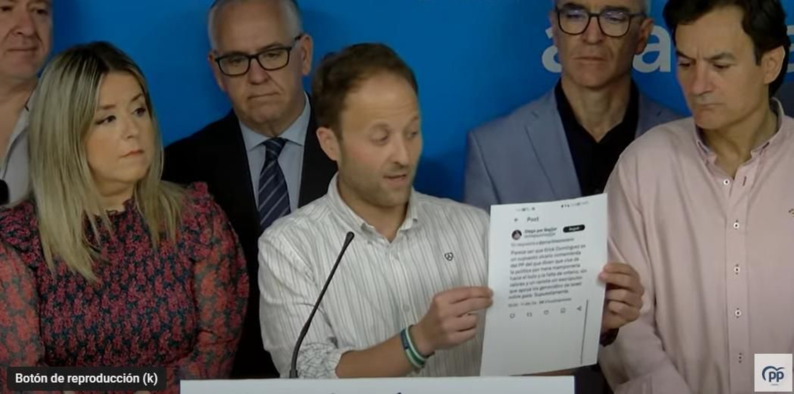 El presidente del PP en Jaén, Erik Domínguez, muestra el tweet del alcalde de Begíjar.