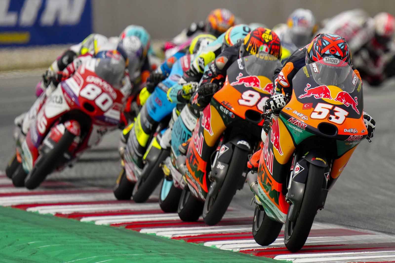 Las cariñosas fotos de Piqué, Clara Chía en el Mundial de Motos en Montmeló