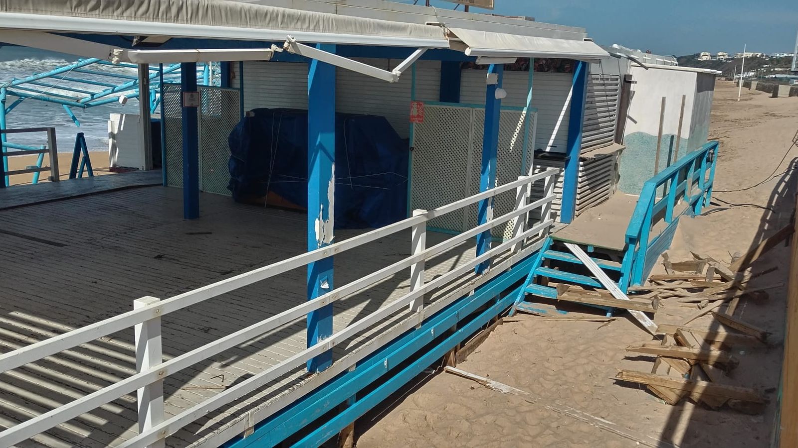 Uno de los chiringuitos de la playa de Santa Catalina, con  los desperfectos tras las borrascas.