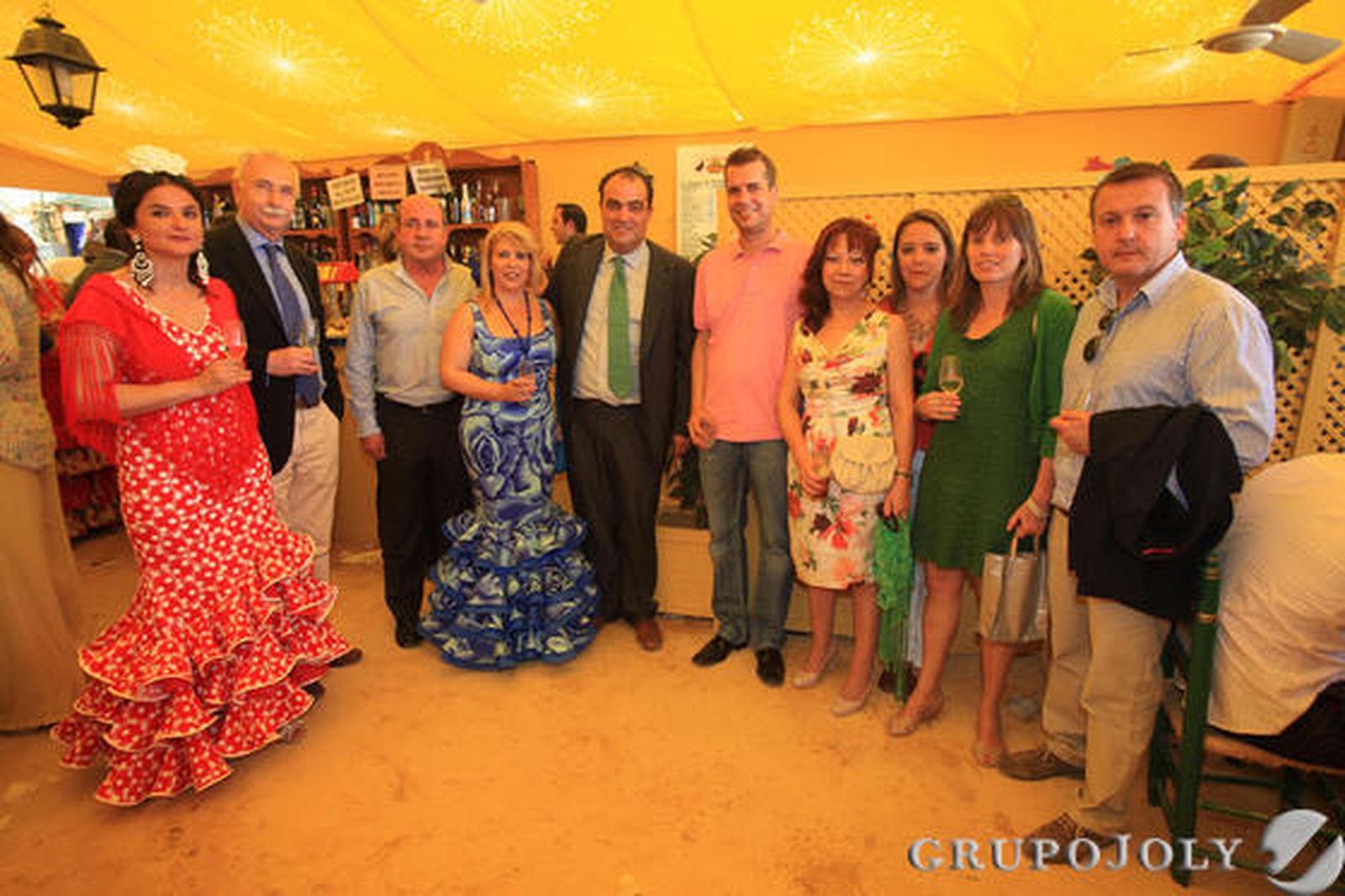 David Fernández junto a Manuel de la Peña, exdirector de Diario de Jerez y Diario de Cádiz; el periodista Wayne Jamison y los socialistas África Becerra, Antonio Fernández, Mamen Sánchez, Irene Fernández, Juan Miguel Becerra, Laura Álvarez yCarmen Collado, en la caseta de este periódico.

Foto: Vanesa Lobo
