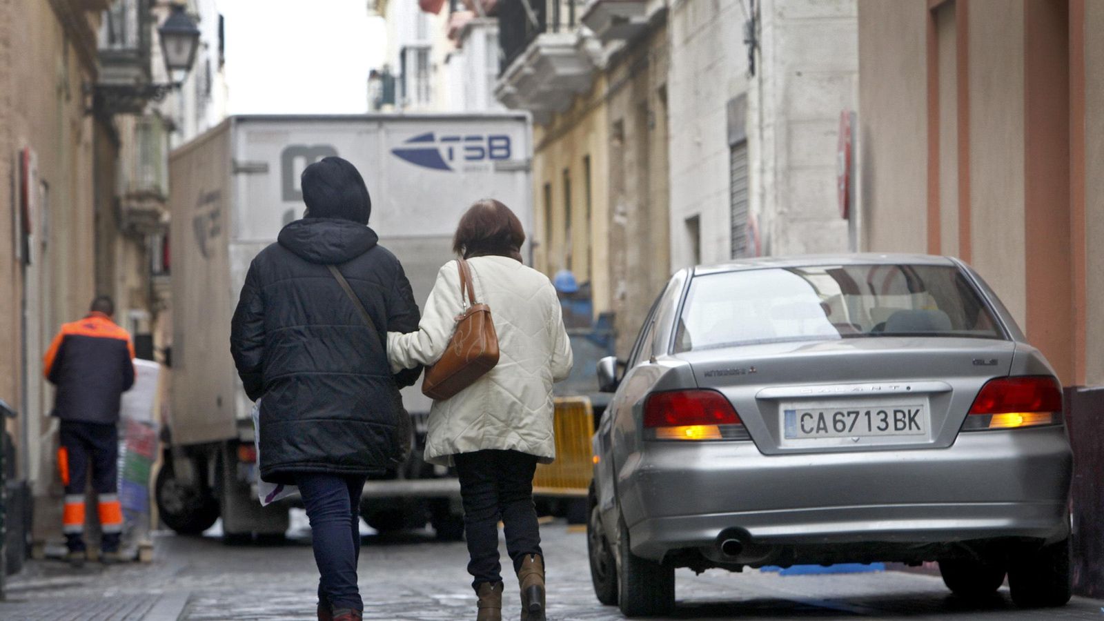 Coches y camiones ocupando el viario.