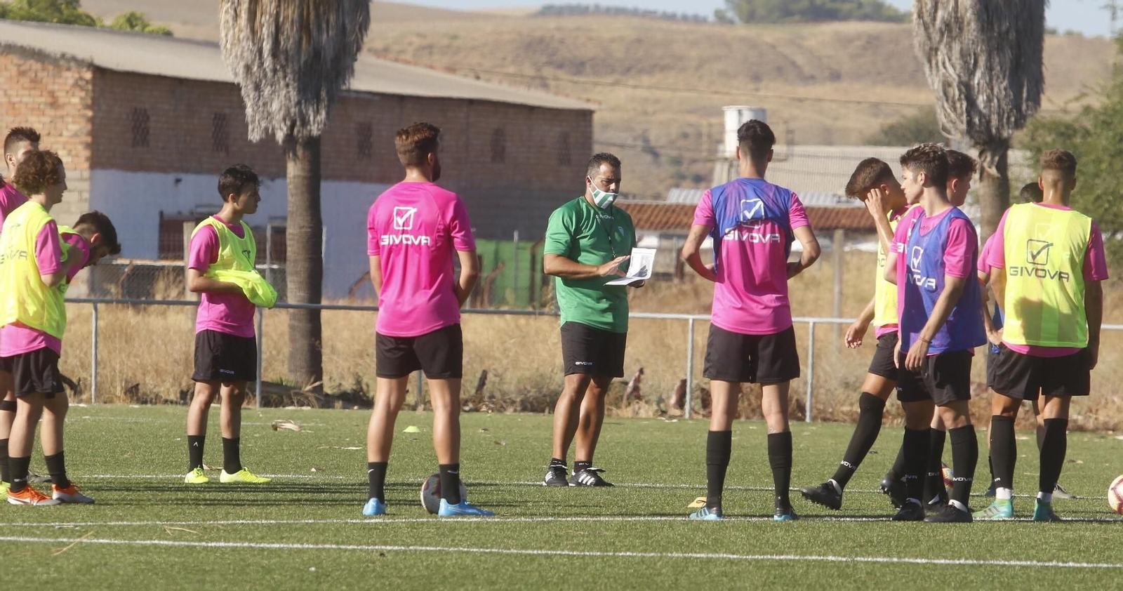 Germán Crespo, técnico del filial blanquiverde, charla con sus futbolistas.