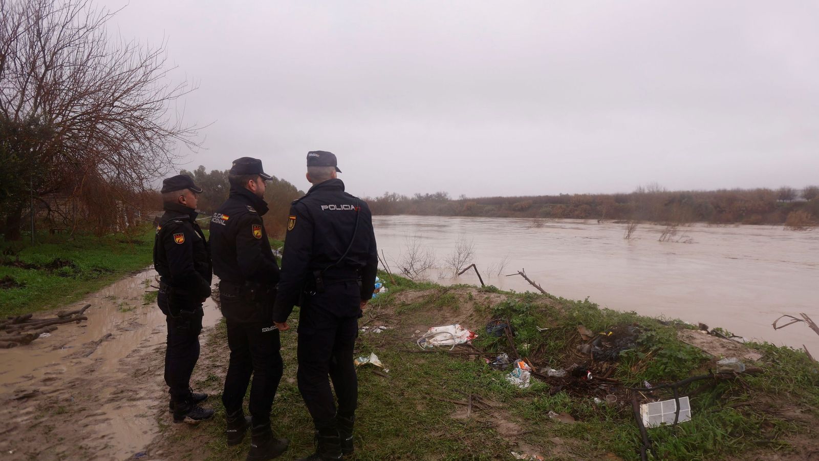Agentes de la Policía Local vigilan el nivel del río Guadalquivir por la zona del aeropuerto.