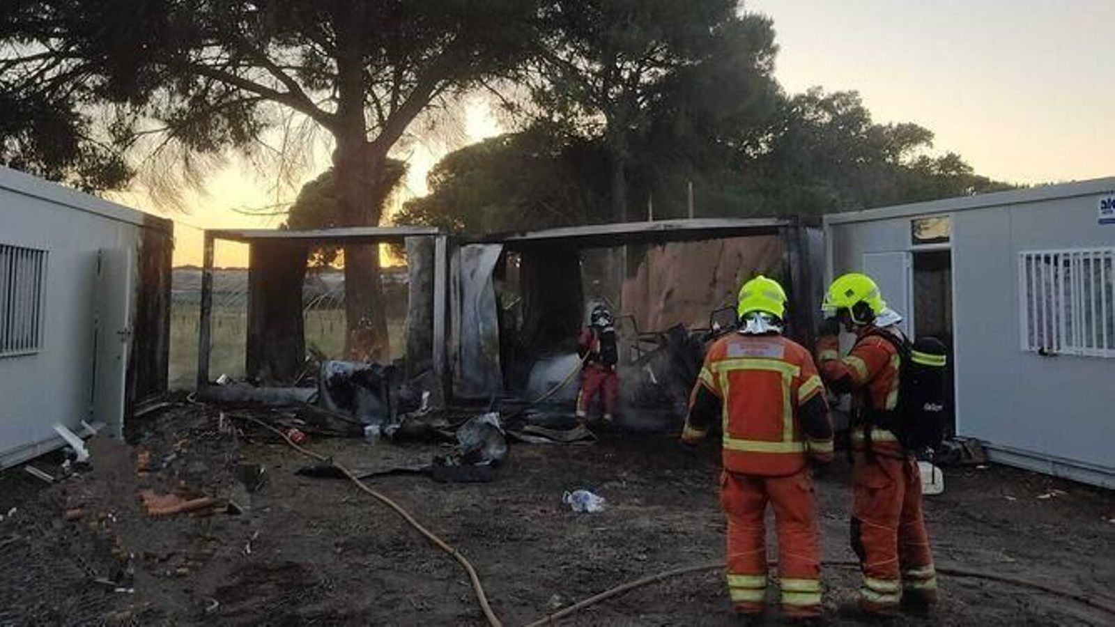 Bomberos durante la actuación.