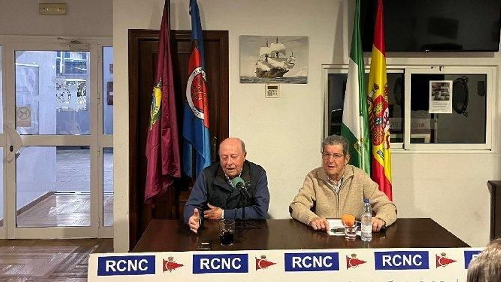 El escritor Jaime Rocha con el presentador del acto, Ernesto Pérez Díaz-Alersi, durante la presentación del libro.