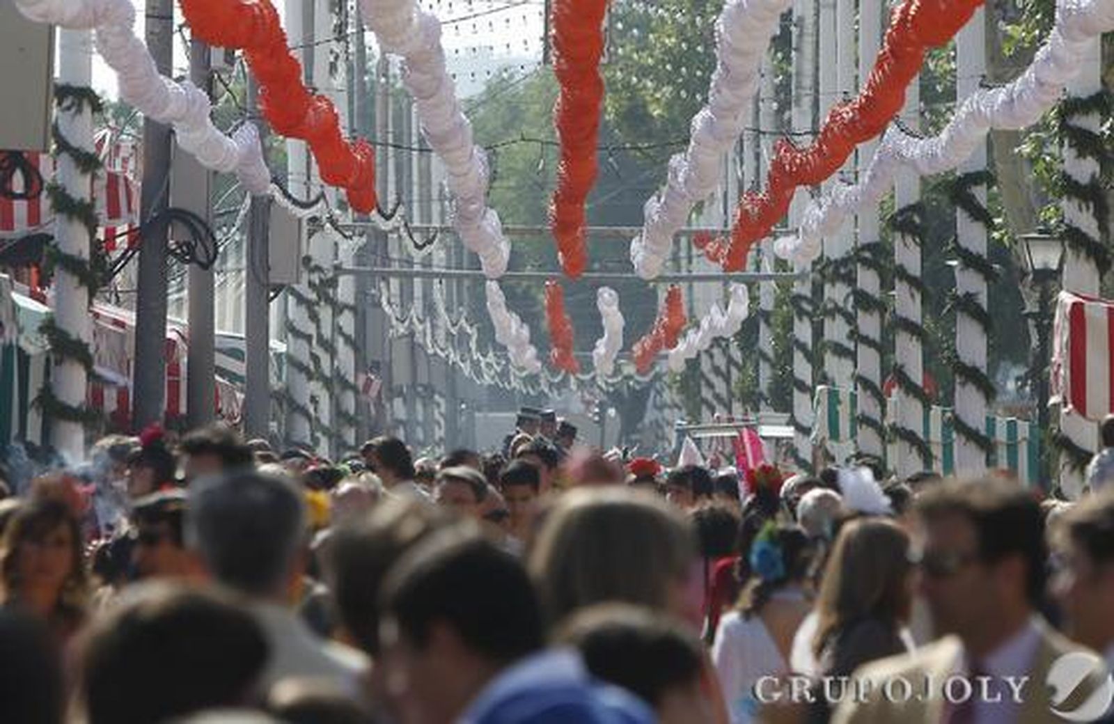 Una de las calles del Real con sus farolillos ya colocados.

Foto: José Ángel García