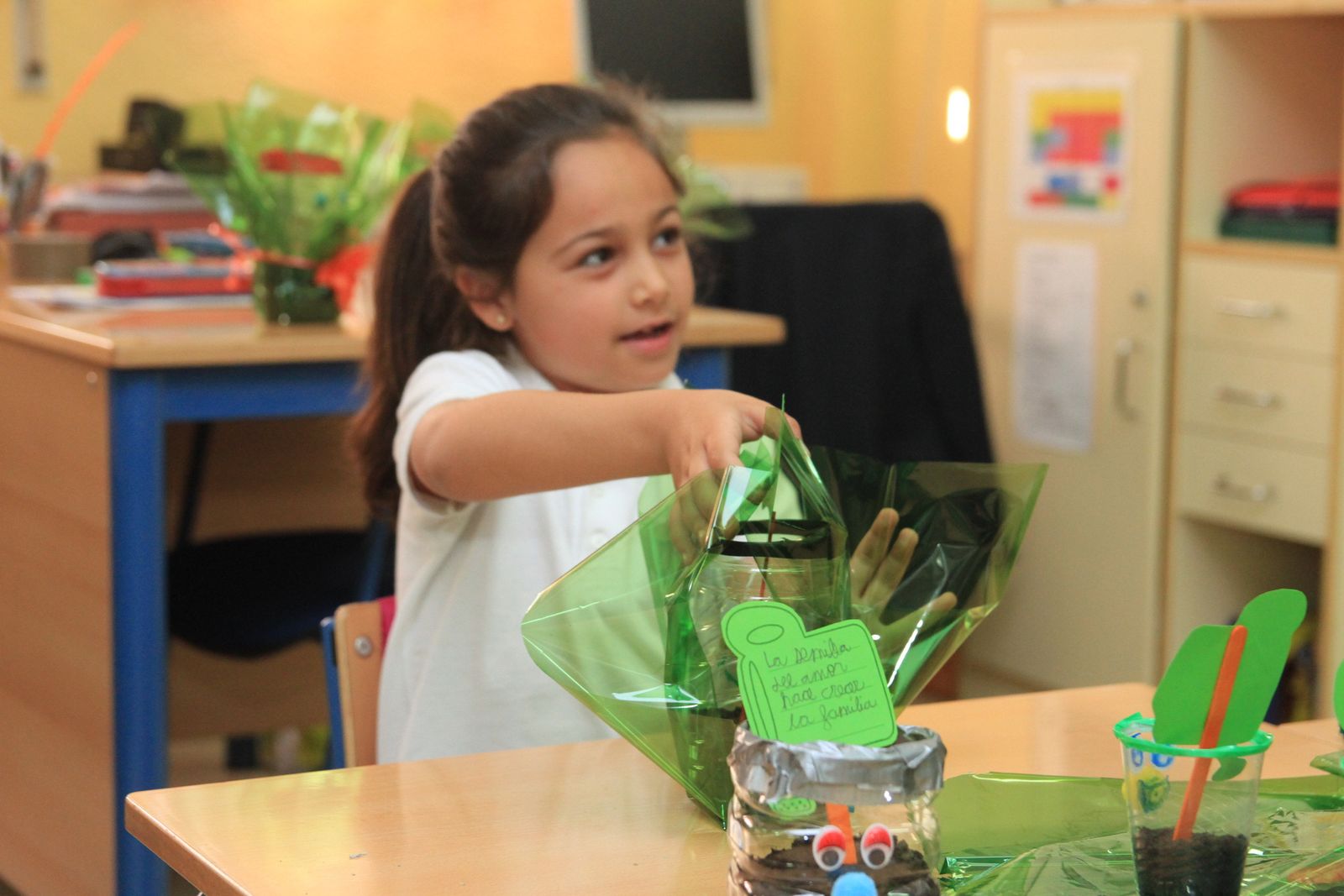 Imágenes de la plantación de árboles llevada a cabo en el colegio Los Rosales, con motivo del incendio del año pasado