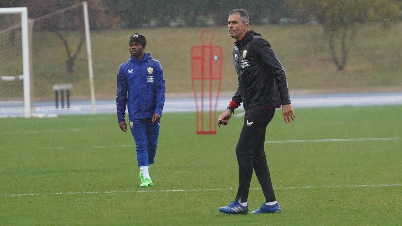 El entrenador indálico da órdenes en la sesión matinal con la presencia de Ramazani.