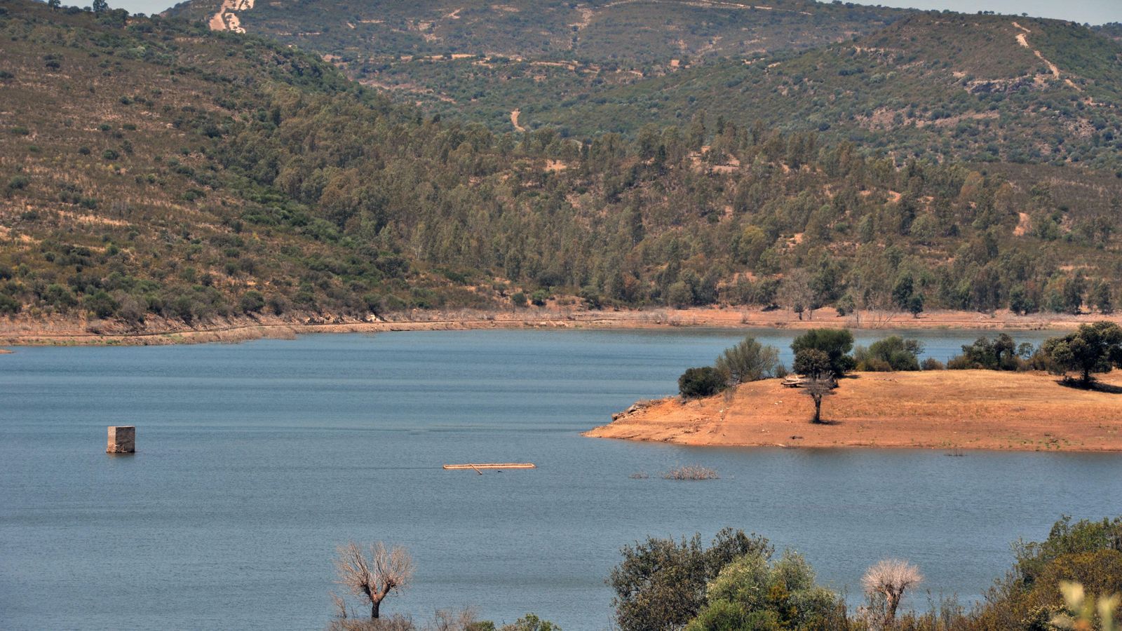 Imagen del embalse de Melonares donde puede apreciarse el bajo nivel de agua acumulada.