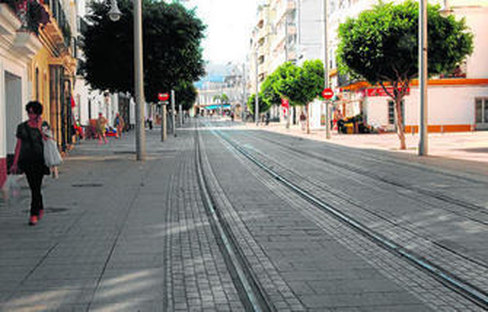 Tramo de la calle Real donde puede verse el hormigón utilizado para reforzar la zona de raíles.