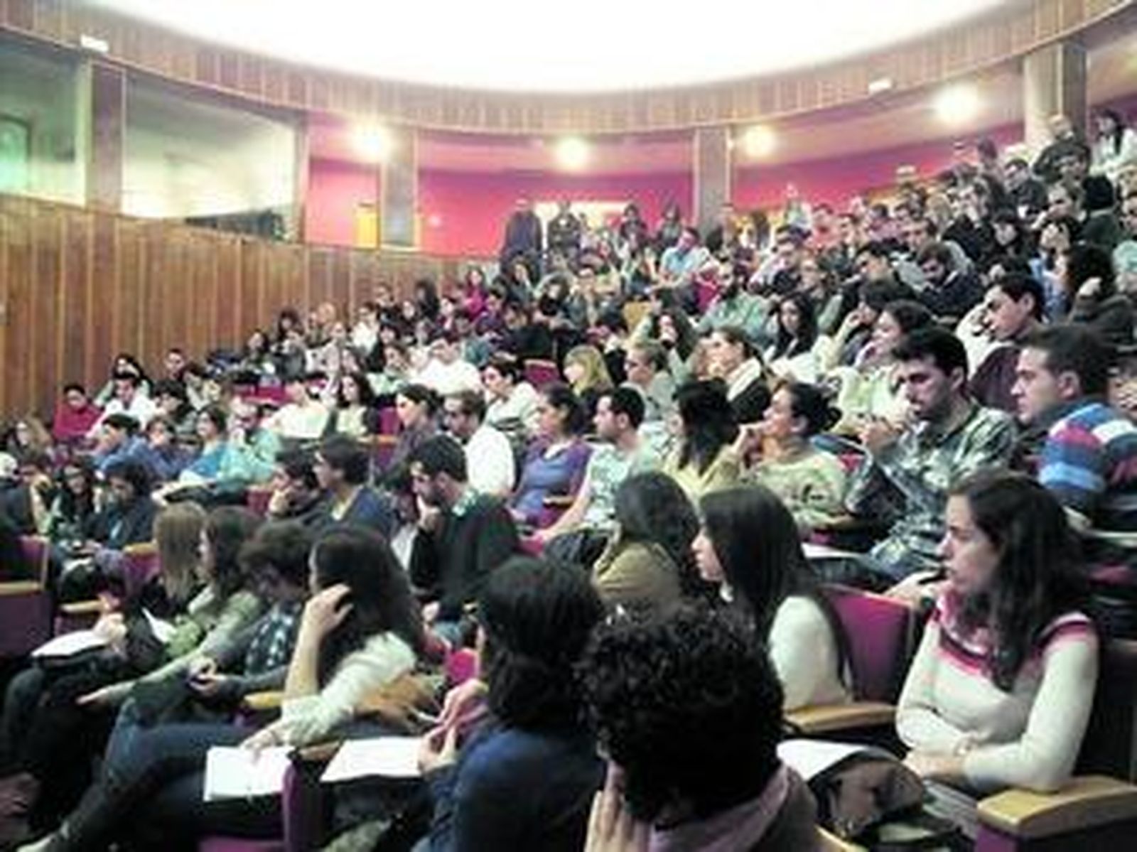 Los residentes, en una reunión en el salón de actos del Hospital Virgen de las Nieves de Granada para hablar sobre la huelga.