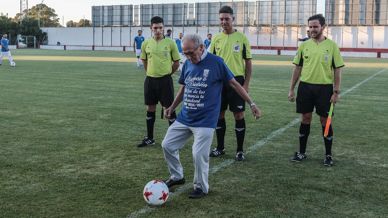 El presidente de honor del XCD realiza el saque de honor de la segunda edición, disputada en Rota.