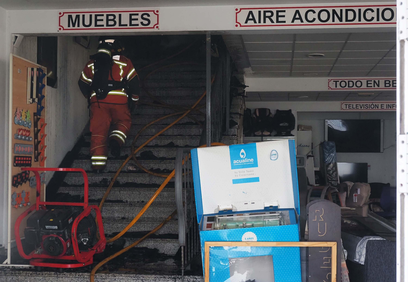 Así han quedado las naves industriales del polígono pesquero de Isla Cristina tras el incendio Así han quedado las naves industriales del polígono pesquero de Isla Cristina tras el incendio