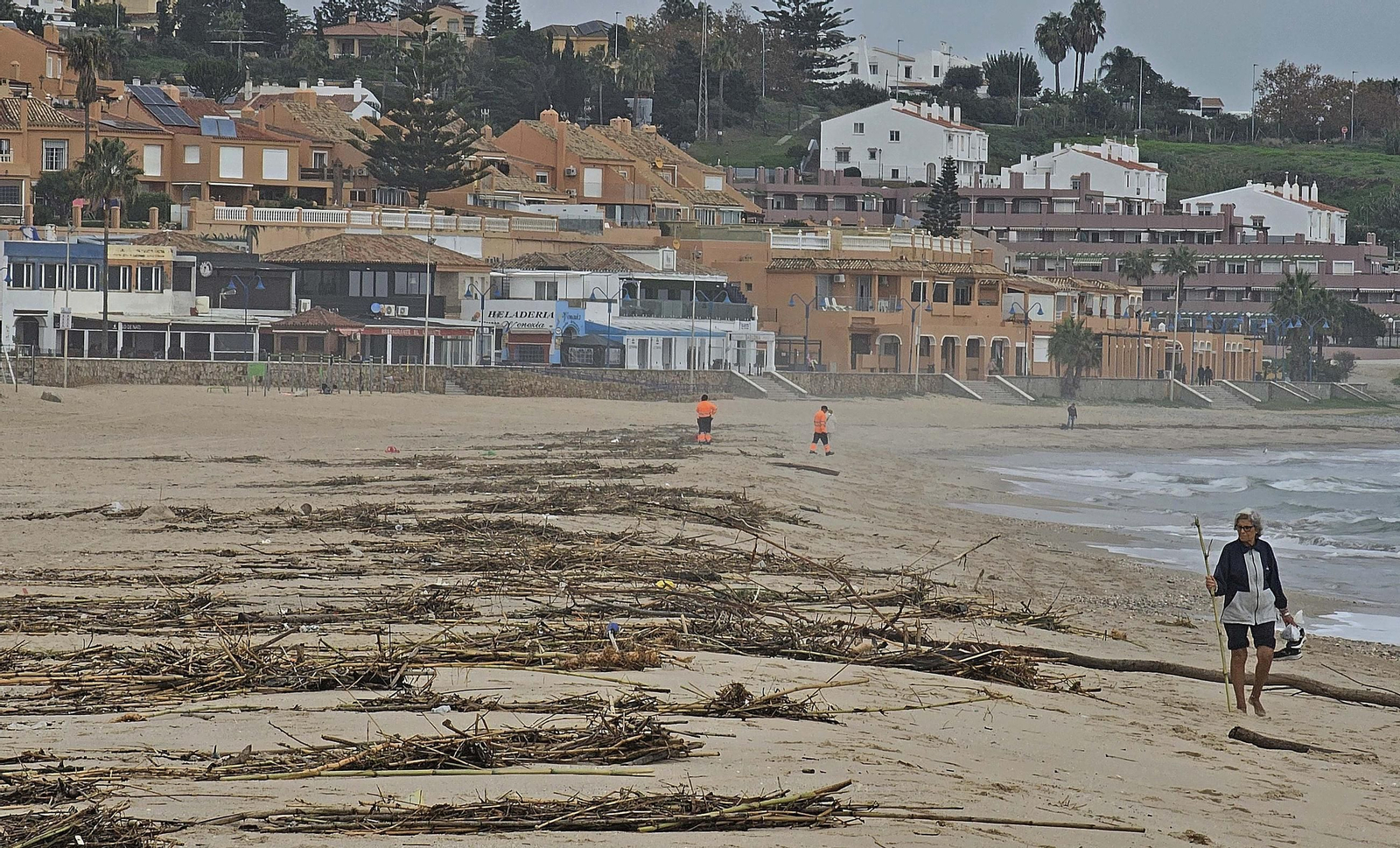 Fotos de la limpieza de las bolas blancas en la playa de Getares en Algeciras