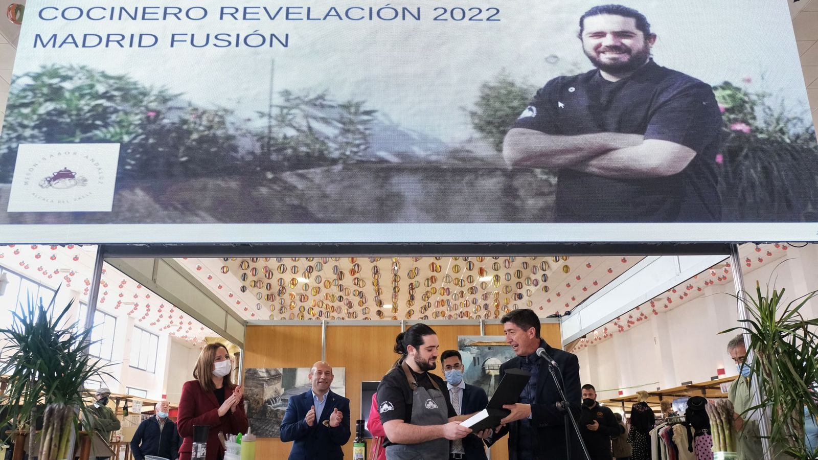 El cocinero Pedro Aguilera prepara un plato en la feria.