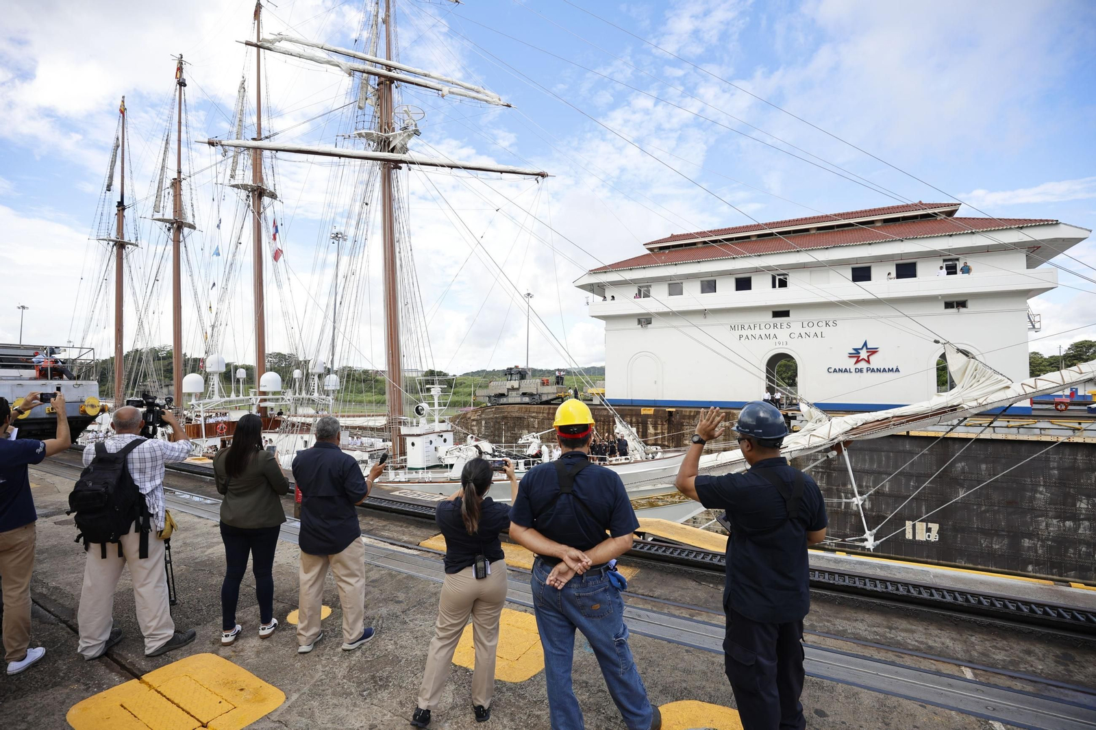 Así ha cruzado el 'Juan Sebastián de Elcano' el Canal de Panamá