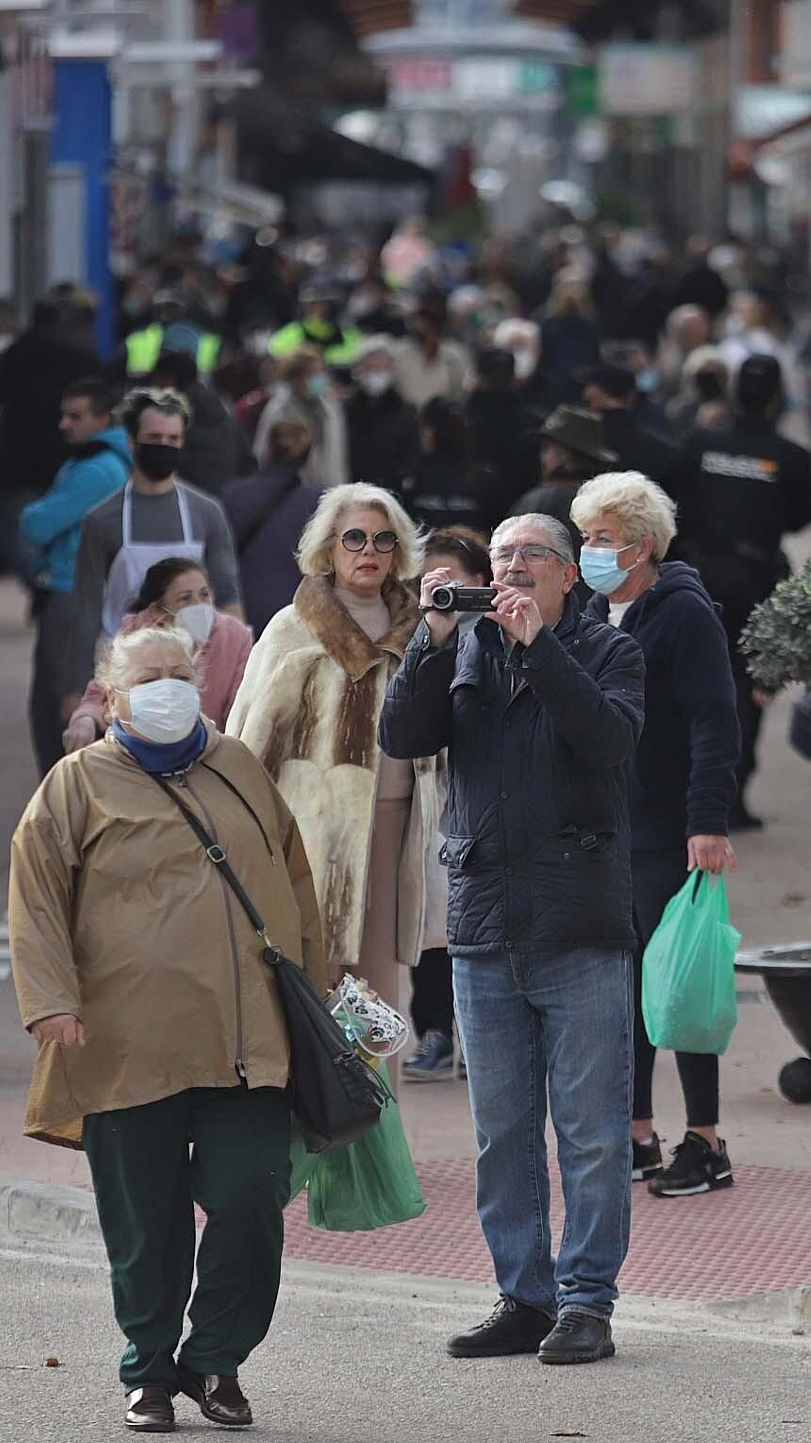 Fotos de la apertura del Mercado provisional en La Línea