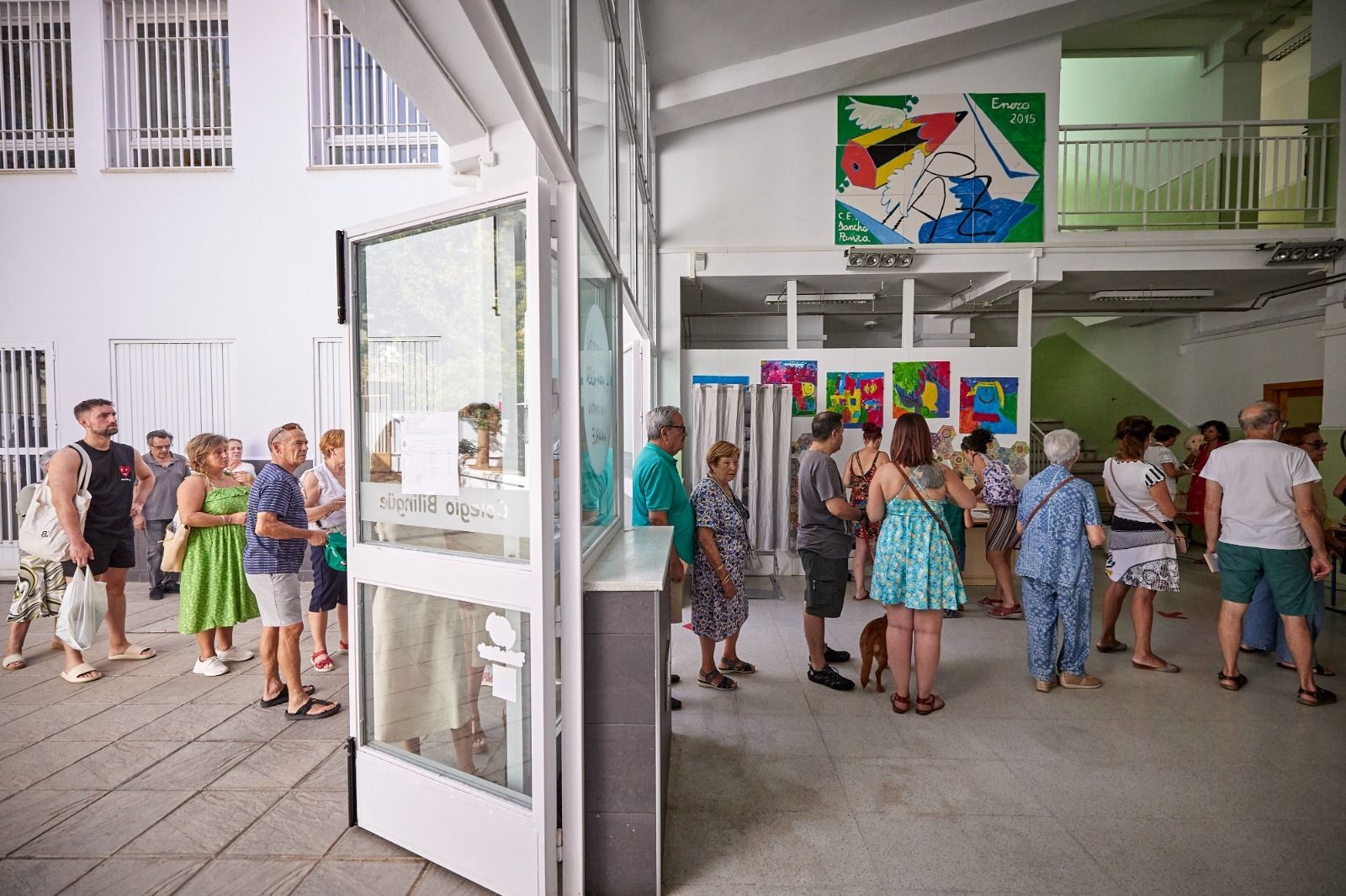 Fotos: Así están siendo las colas en los colegios electorales de Granada