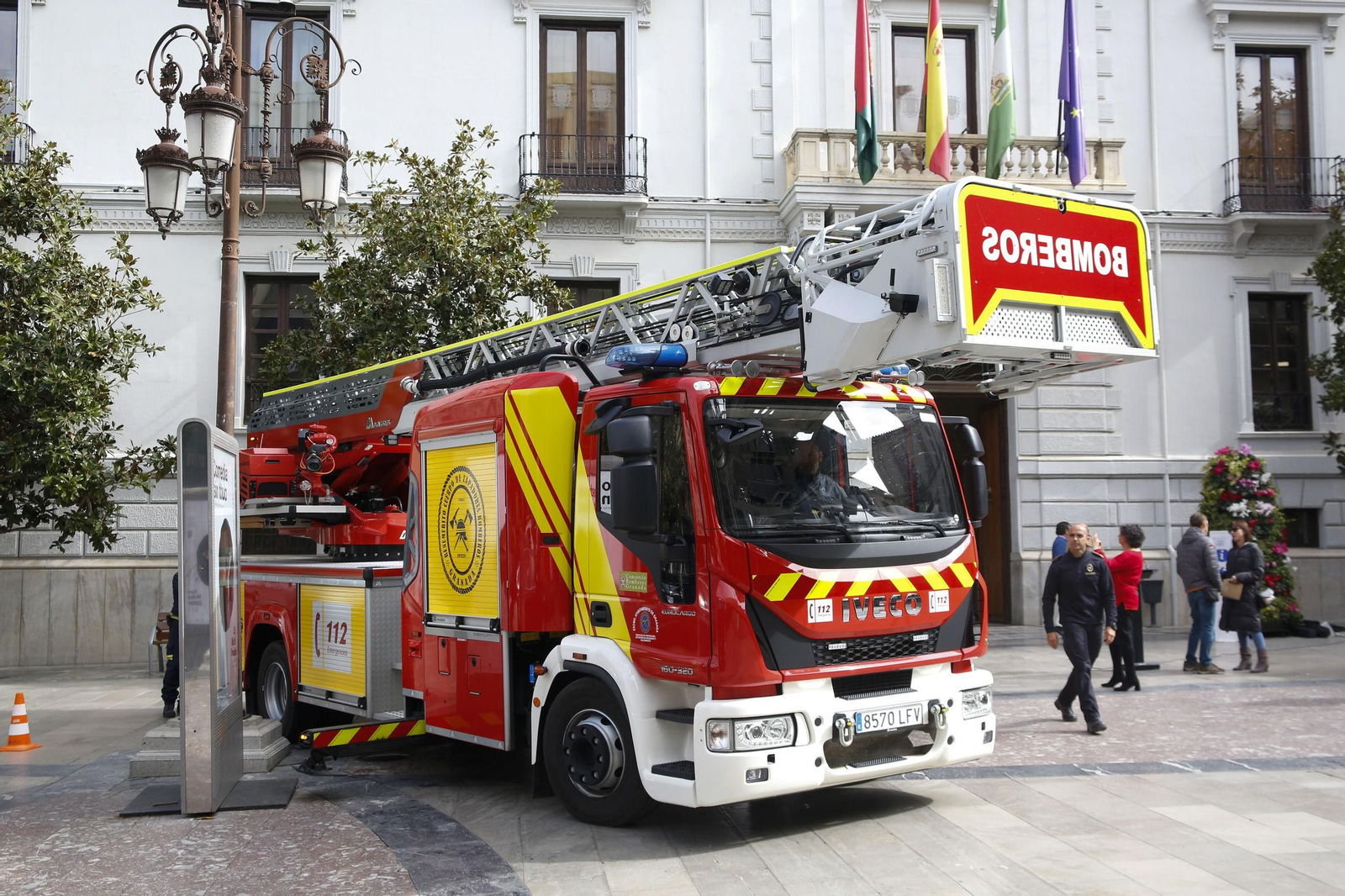 Un camión de Bomberos de Granada frente al Ayuntamiento