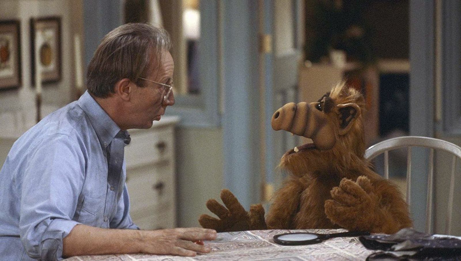 Max Wright con su peludo asilado, Alf, en un episodio