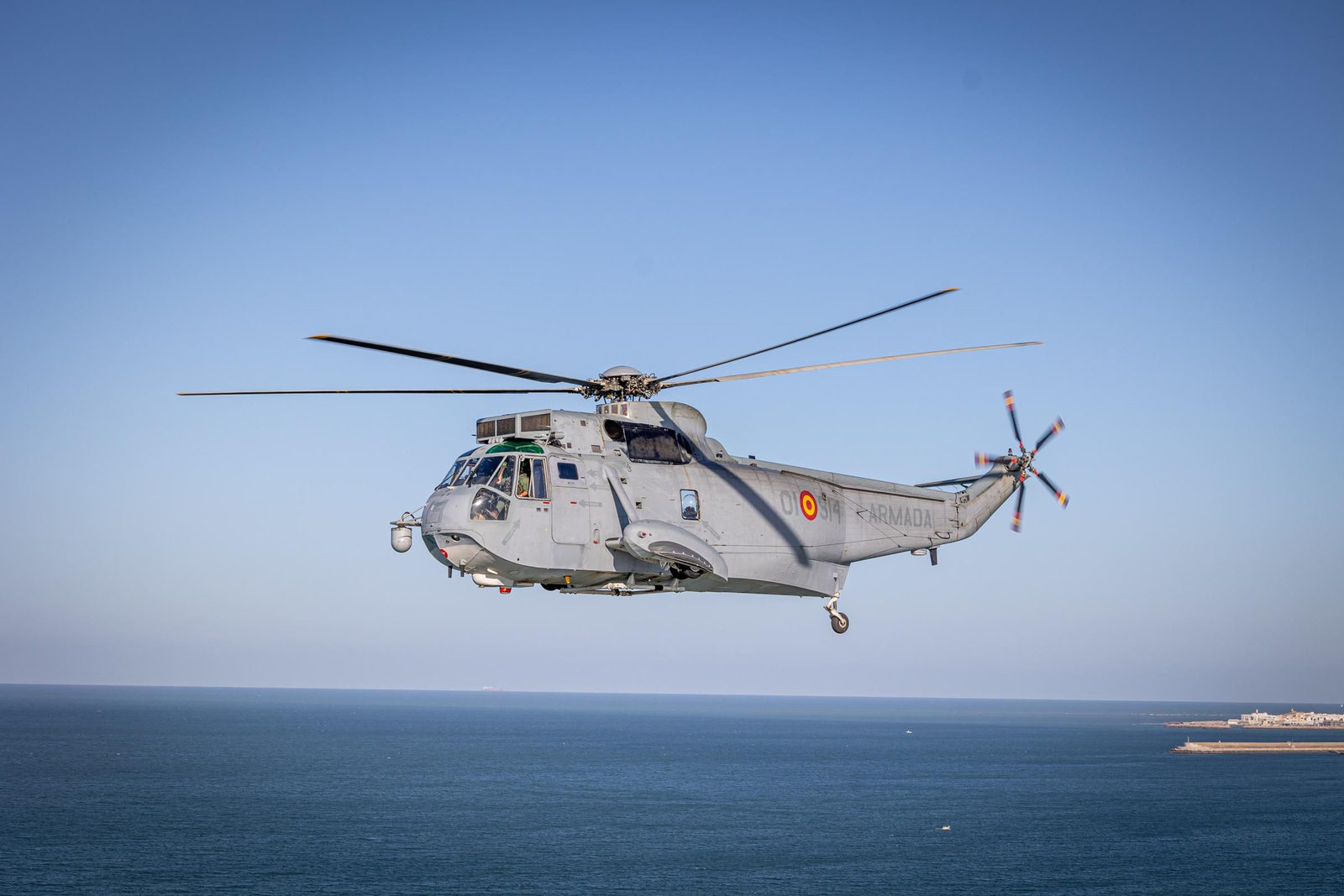 Imágenes del vuelo de despedida de los 'Sea King'  de la Quinta Escuadrilla de la FLOAN de la Armada por la Bahía de Cádiz