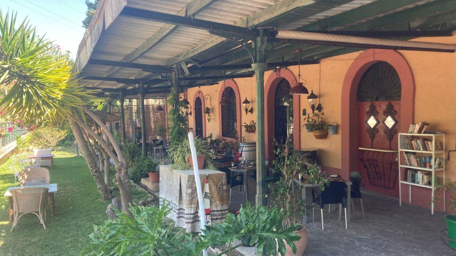 El andén de la estación convertido en la terraza del restaurante
